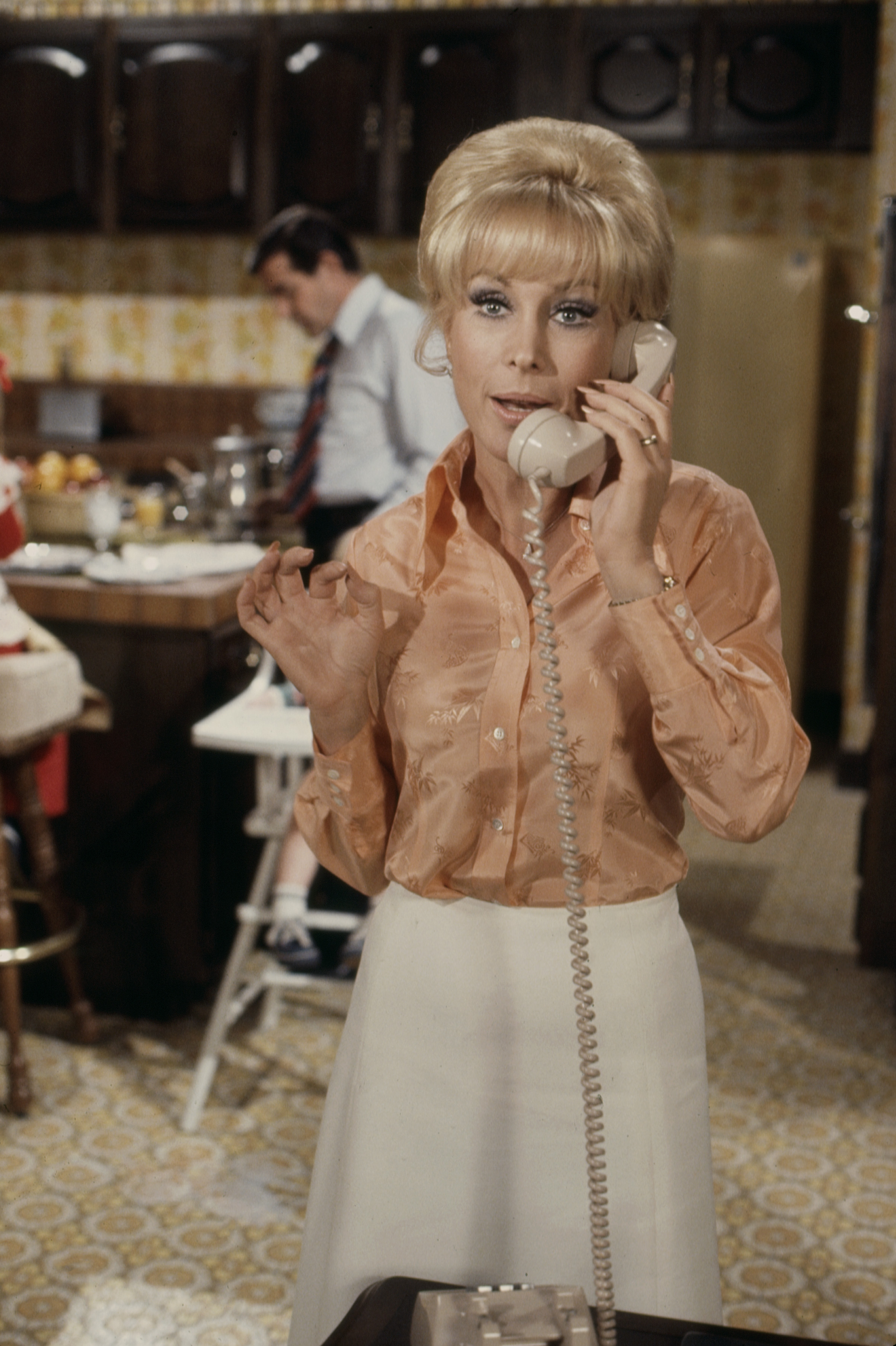 Barbara Eden agit sur la scène apparaissant dans le téléfilm ABC "Let's Switch !" en 1975. | Source : Getty Images