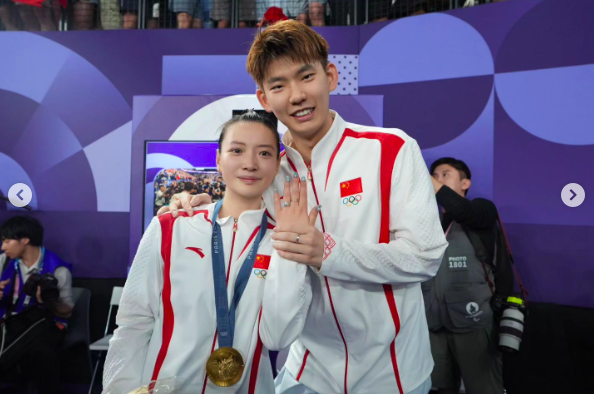 Huang Ya Qiong et Liu Yuchen posant pour une photo pendant les Jeux olympiques de Paris, postée le 3 août 2024 | Source : Instagram/hyq28