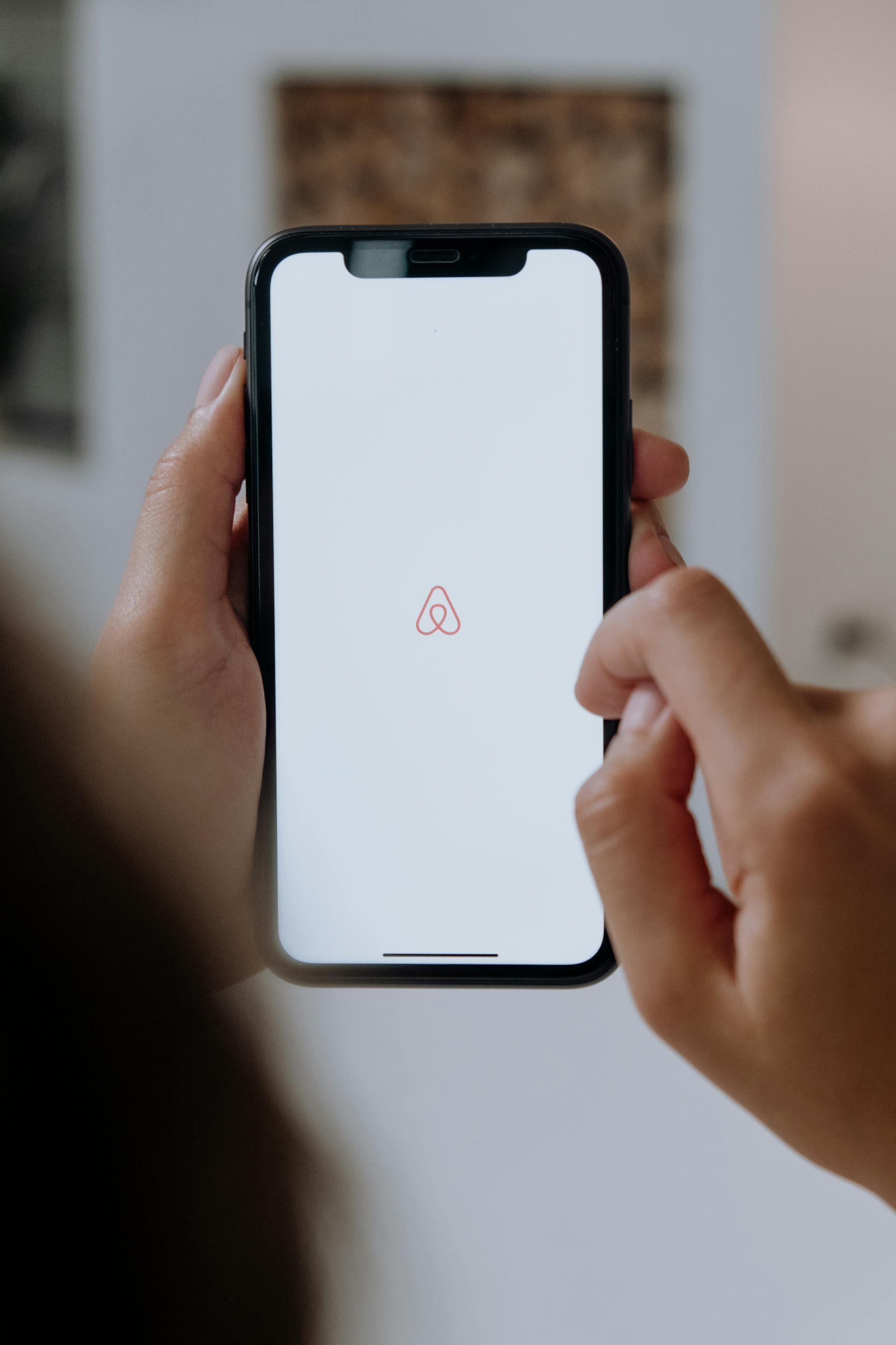Un téléphone ouvert sur une application Airbnb | Source : Pexels