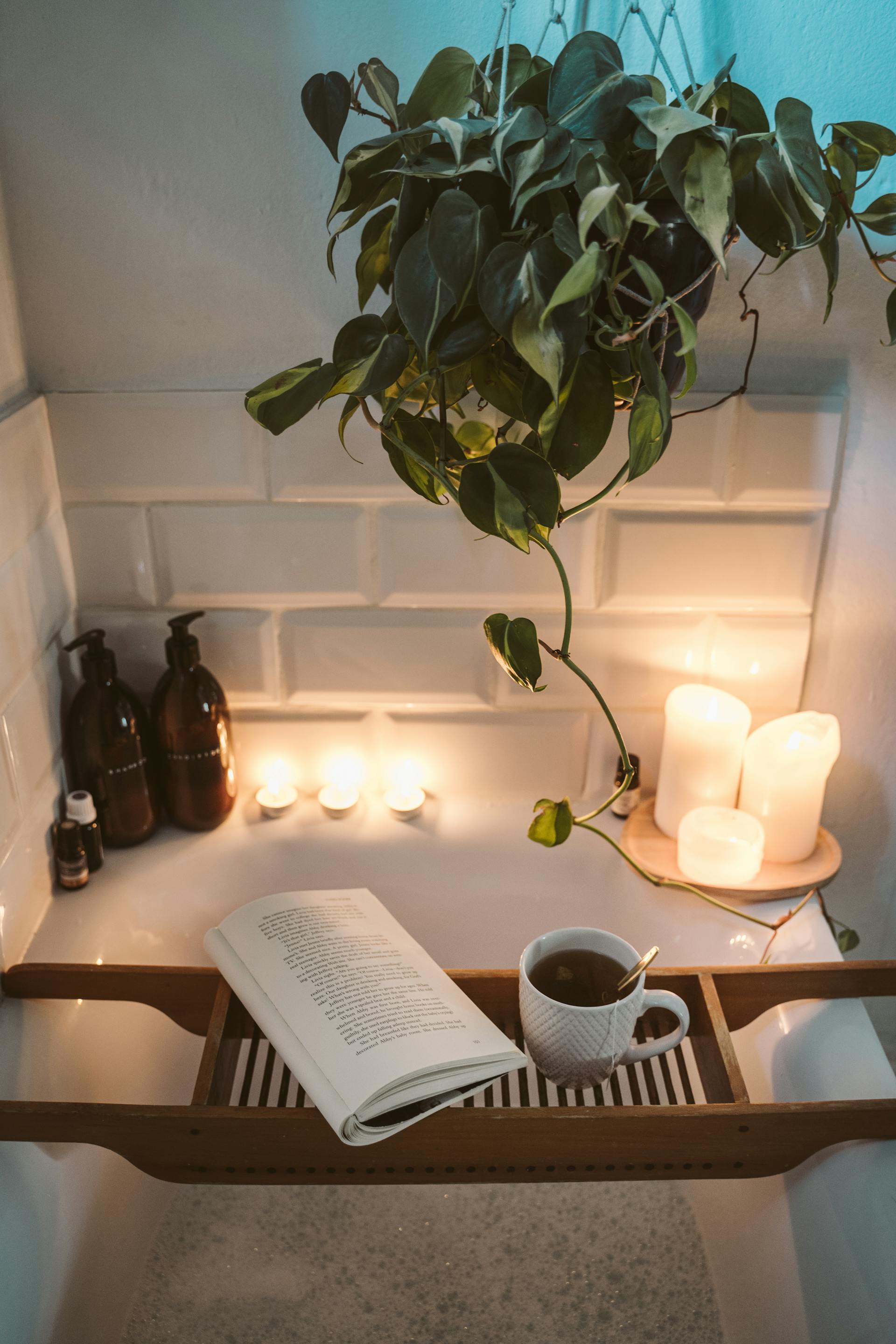 Un bain moussant avec du thé et un livre | Source : Pexels