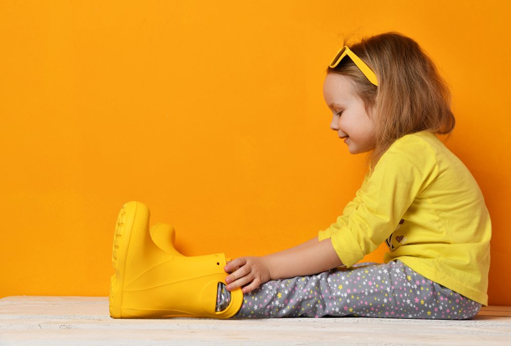 Une fillette portant des bottes jaunes | Photo: Shutterstock