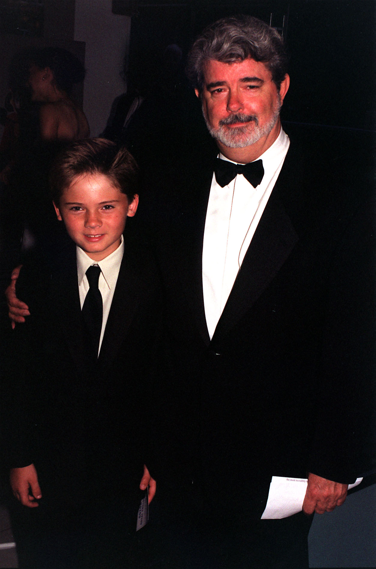 Jake Lloyd avec le réalisateur George Lucas le 14 juillet 1999 | Source : Getty images