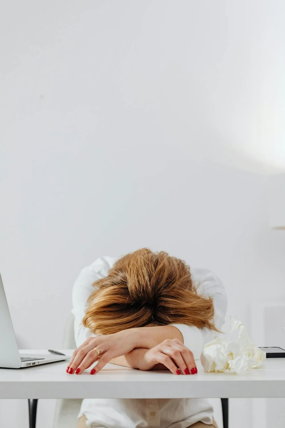 Une femme fatiguée allongée sur sa table | Source : Pexels