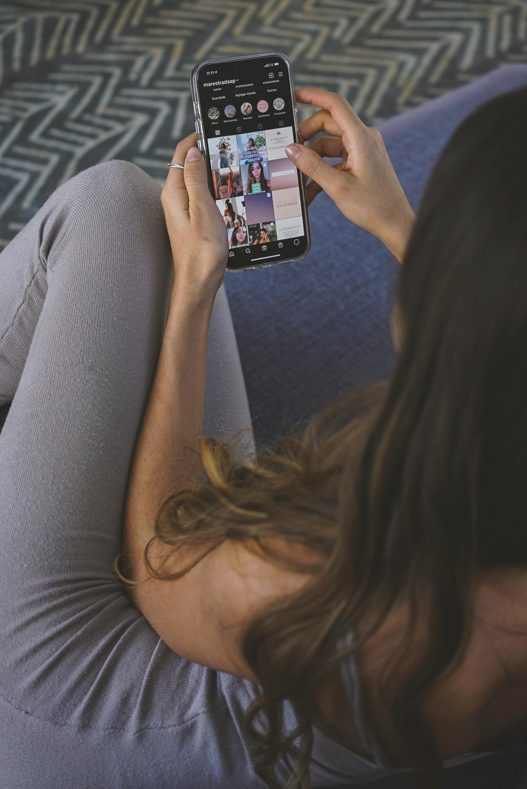 Une femme utilisant son téléphone | Source : Pexels