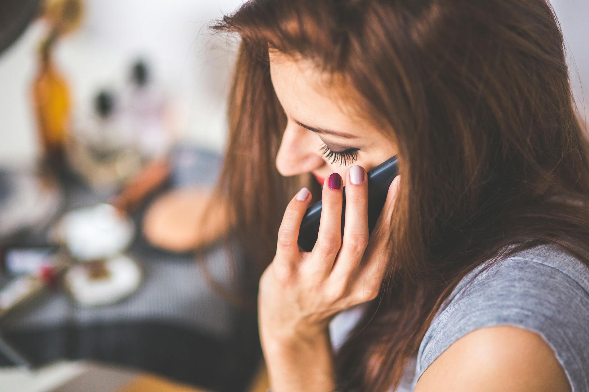 Une femme souriante qui parle au téléphone | Source : Pexels