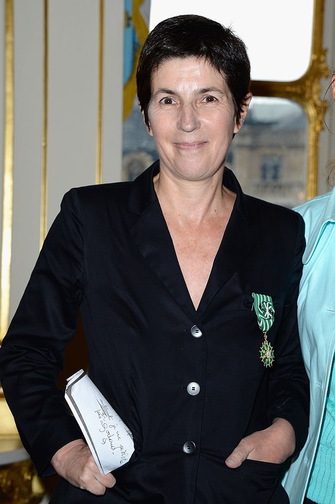 Aurelie Filippetti confers an Honorary of Officier de lOrdre des Arts et des Lettres to Christine Angot at Ministere de la Culture on June 19, 2013 in Paris, France. | Photo : Getty Images