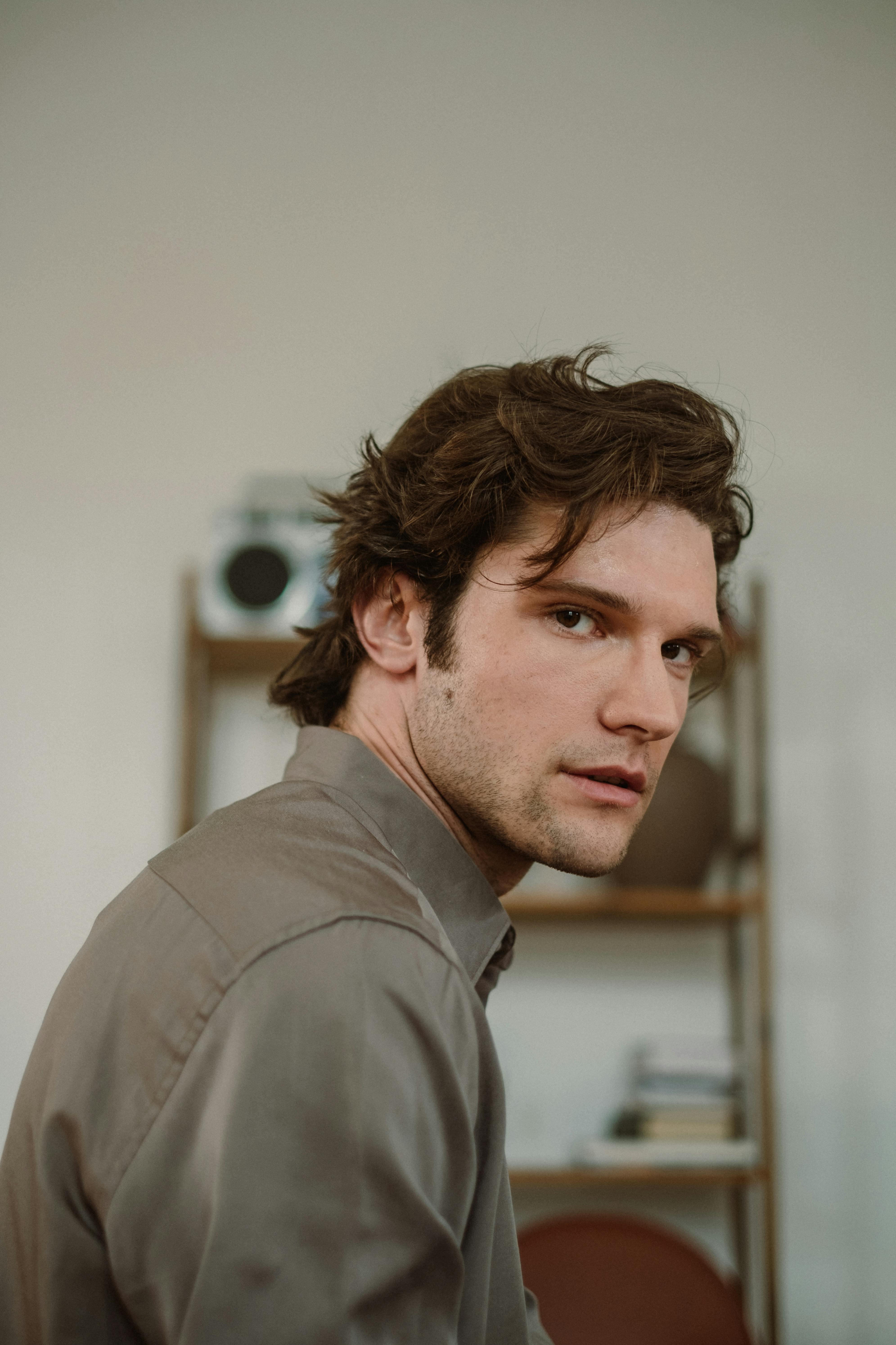Un homme sérieux | Source : Pexels