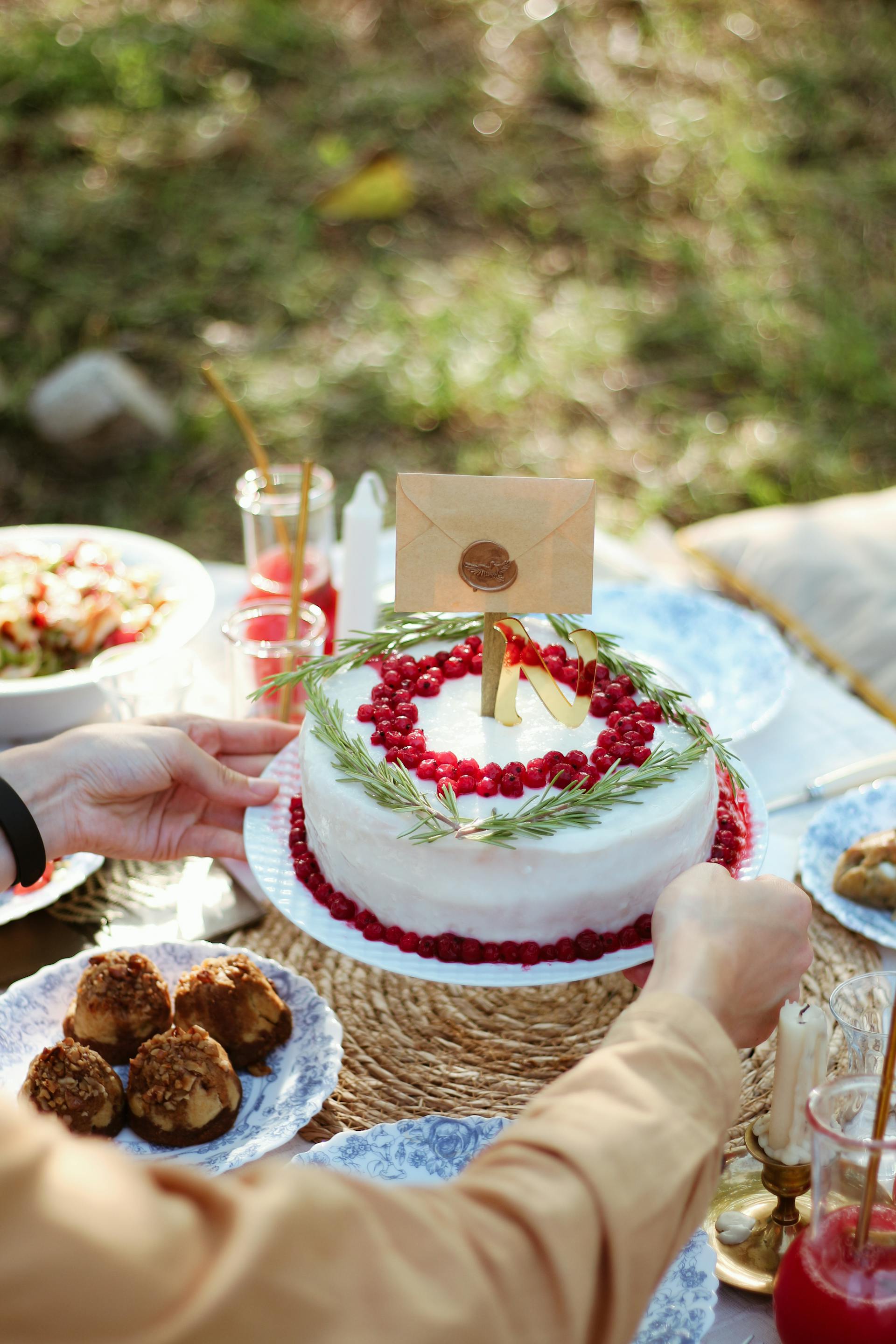 Une personne tenant un gâteau au-dessus d'une table de dîner | Source : Pexels