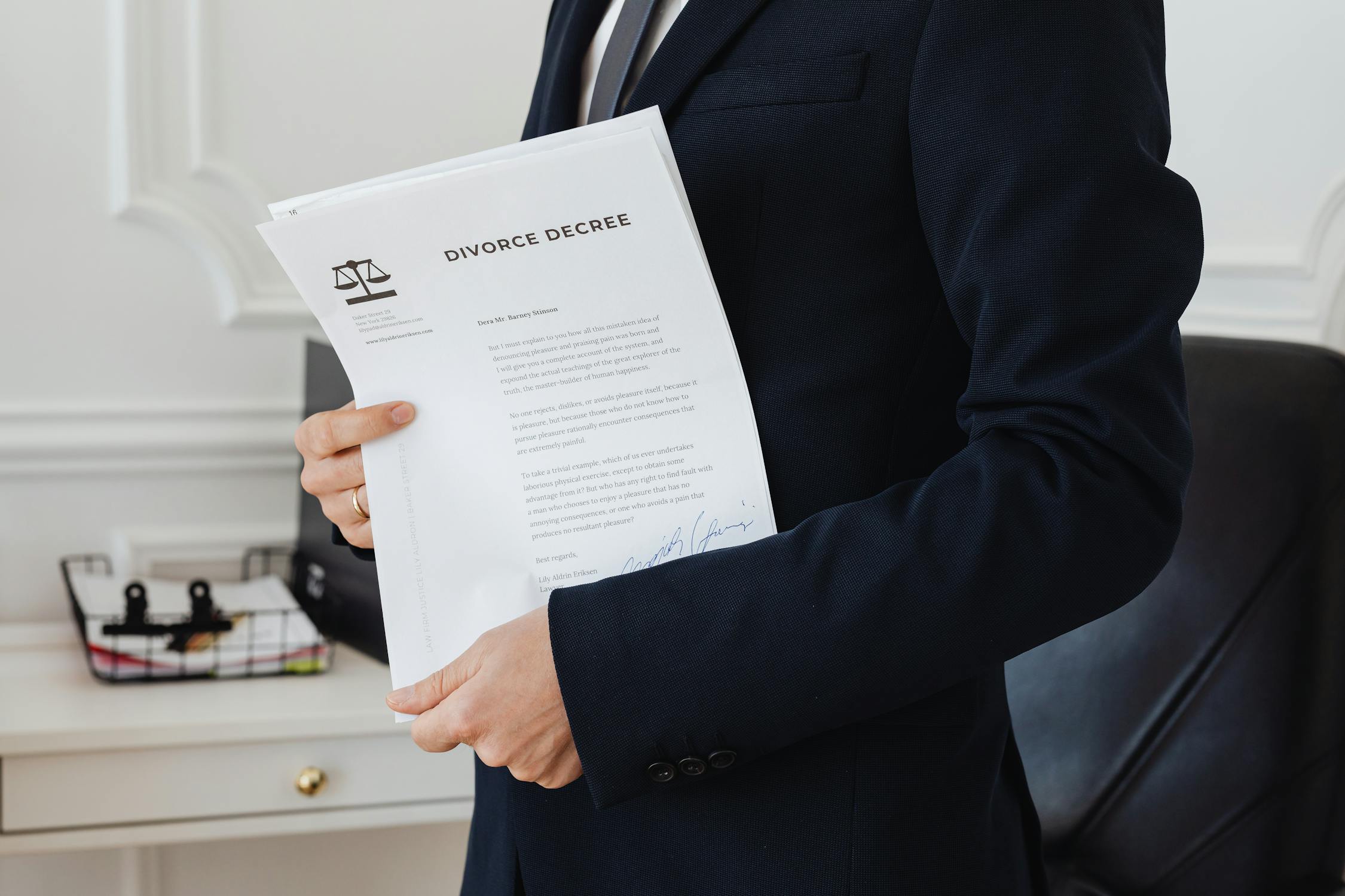 Un avocat tenant des papiers de divorce ⏐ Source : Pexels