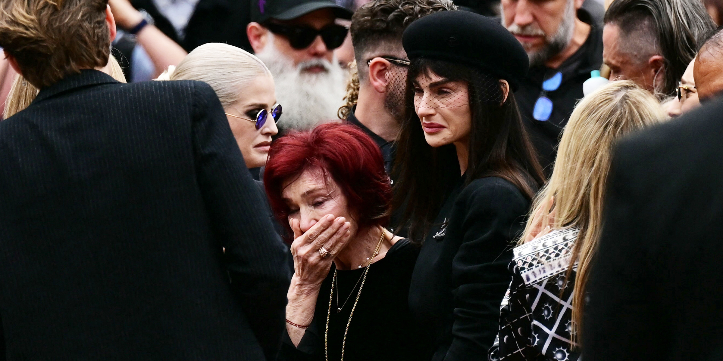 Sharon Osbourne et d'autres membres de la famille aux funérailles d'Ozzy Osbourne | Source : Getty Images