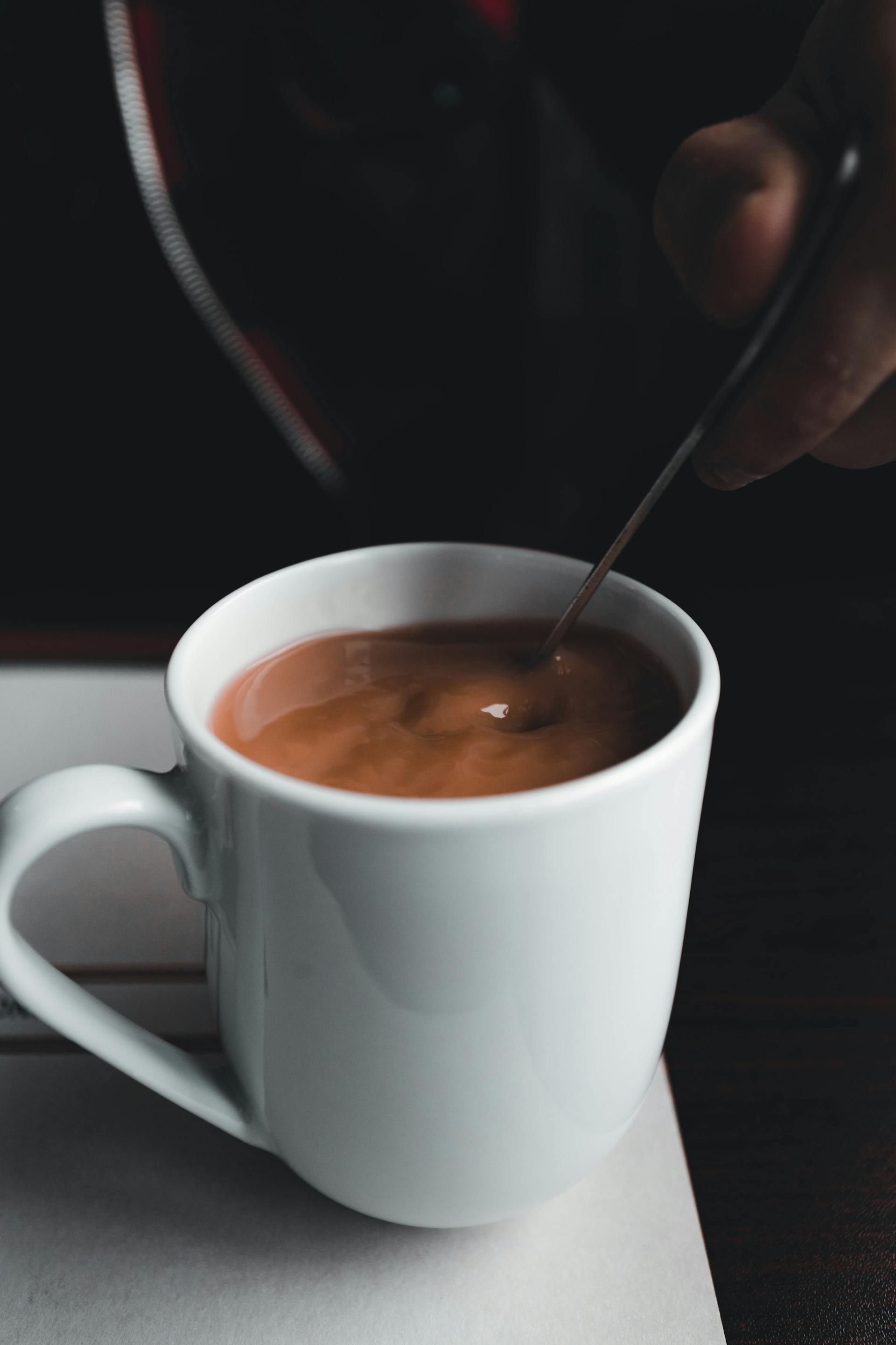 Un homme remuant une tasse de café | Source : Pexels