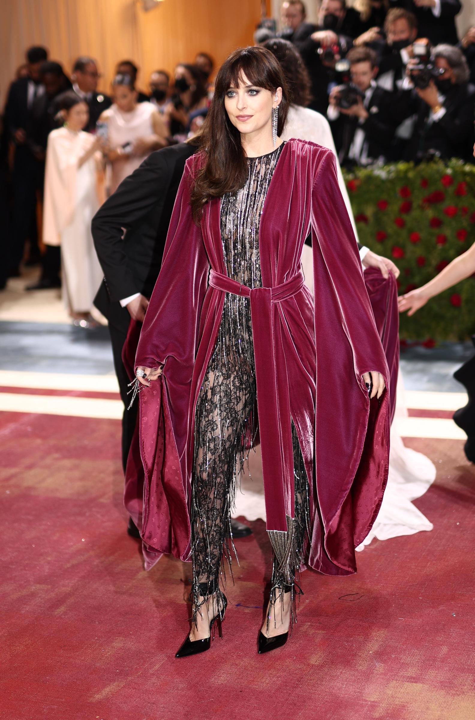 Dakota Johnson en combinaison et cape Gucci lors du Met Gala 2022 le 2 mai 2022 à New York | Source : Getty Images
