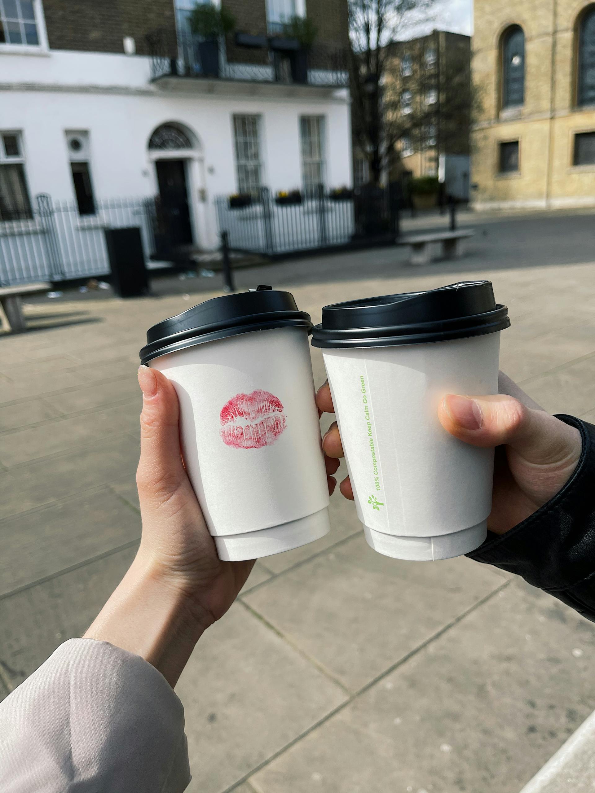 Un couple tenant un café à emporter | Source : Pexels