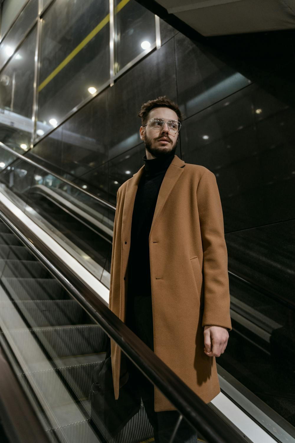 Un homme empruntant un escalator dans un centre commercial | Source : Pexels