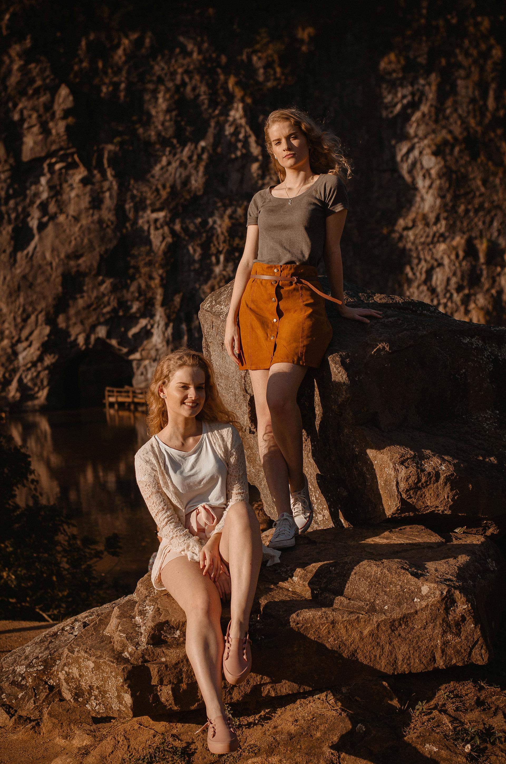 Deux femmes posant sur des rochers | Source : Pexels