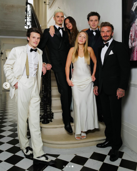 Cruz, Romeo, Victoria, Harper, Brooklyn et David Beckham posant pour une photo, postée le 21 avril 2024 | Source : Instagram/victoriabeckham
