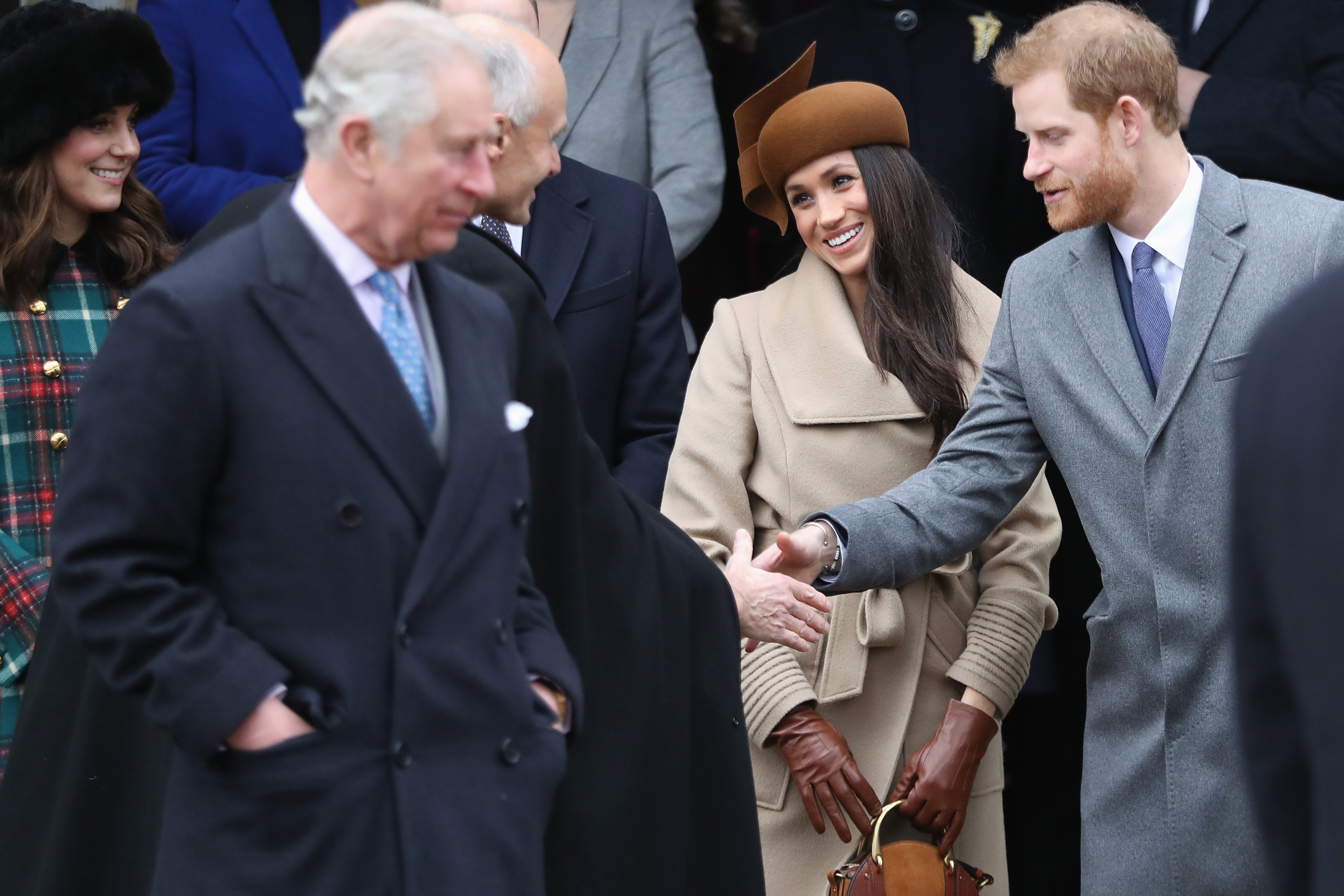 Le roi Charles III, Meghan, duchesse de Sussex, et le prince Harry lors de la messe de Noël de la famille royale à l'église St Mary Magdalene, le 25 décembre 2017, à King's Lynn, en Angleterre. | Source : Getty Images