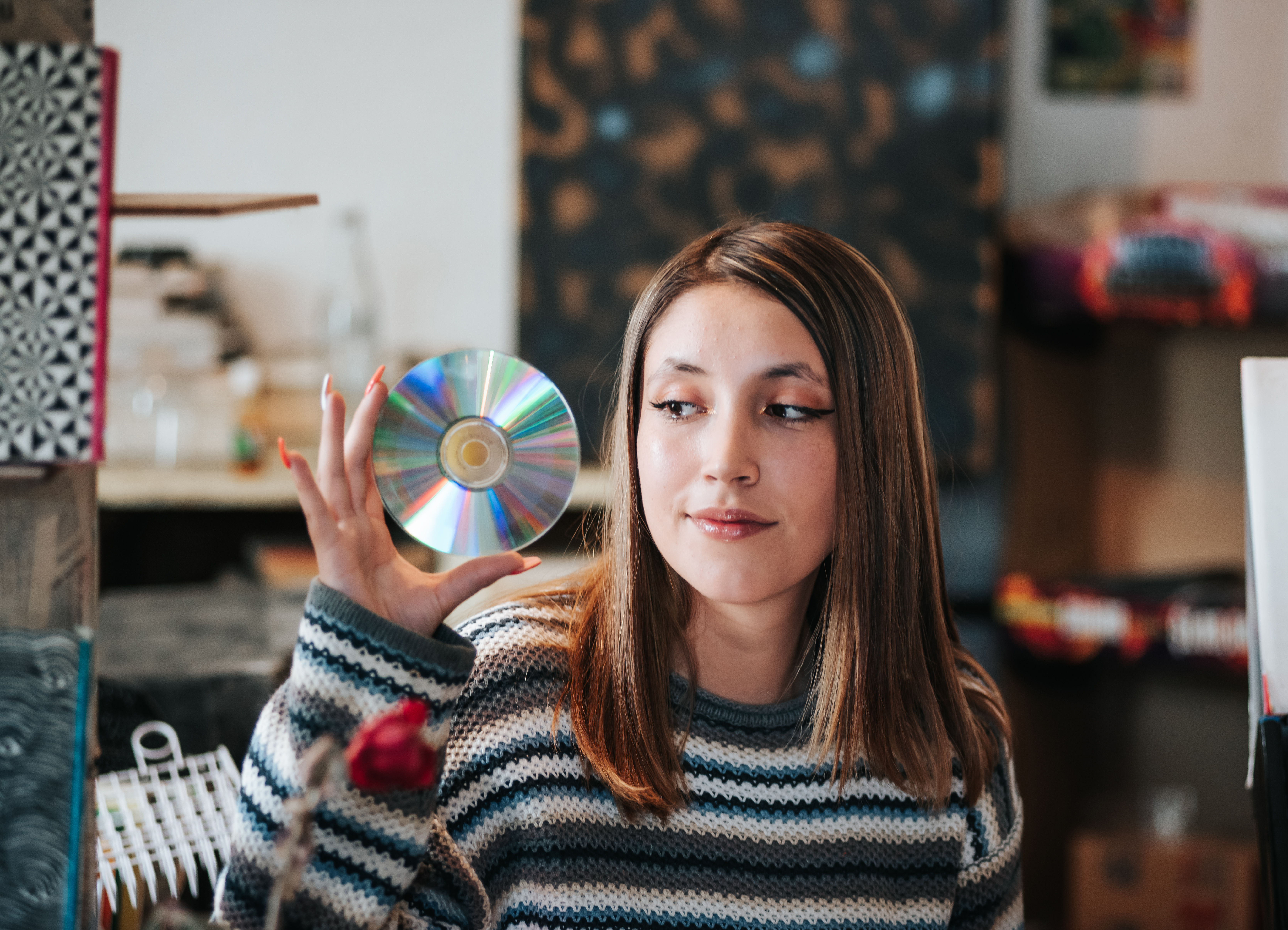 Une jeune femme tenant un CD. | Source : Getty Images
