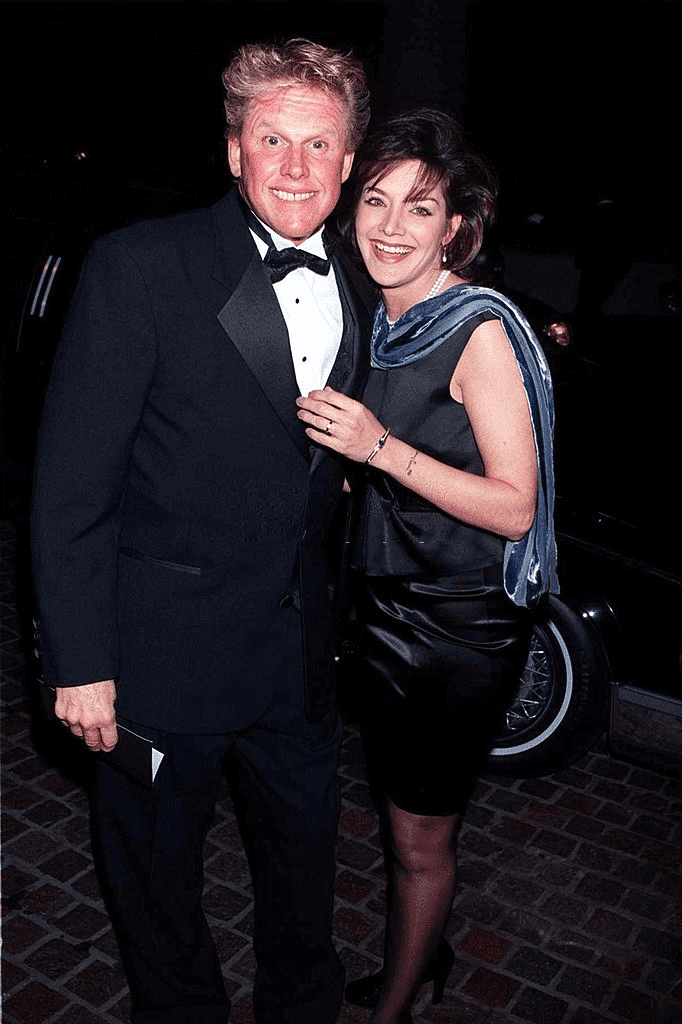 L'acteur Gary Busey et son épouse Tiani Warden assistent au dîner de remise des prix de l'AFI en l'honneur de Clint Eastwood le 29 février 1996 à Beverly Hills, CA. | Photo : Getty Images