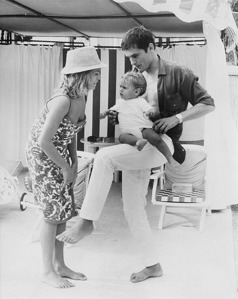 La famille Delon en 1965. l Source : Getty Images
