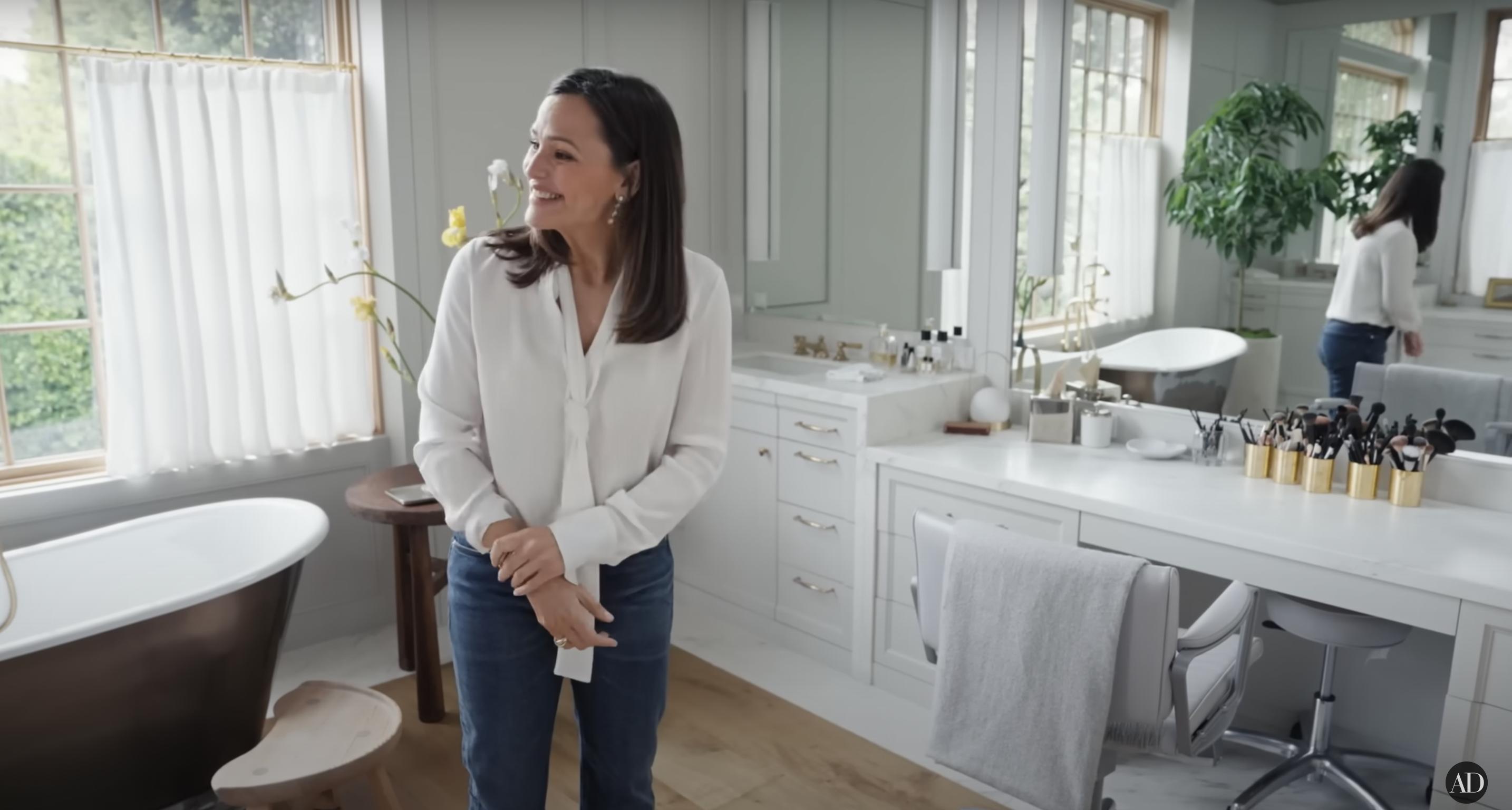 La salle de bain de Jennifer Garner, datée du 3 septembre 2024 | Source : YouTube/@Archdigest