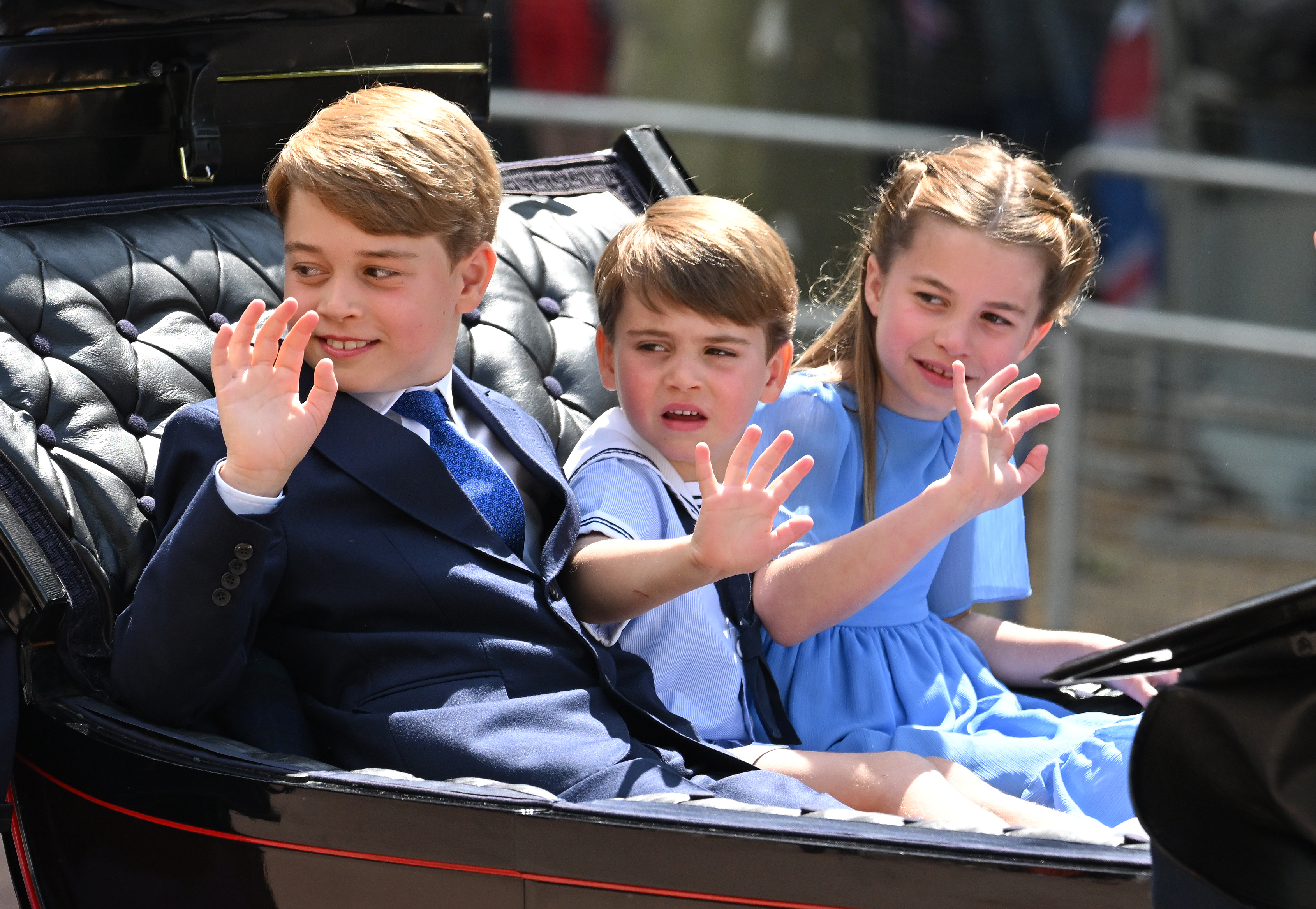 Le prince George, le prince Louis et la princesse Charlotte lors de la montée des couleurs pendant le jubilé de platine de la reine Élisabeth II, le 02 juin 2022 à Londres, en Angleterre | Source : Getty Images
