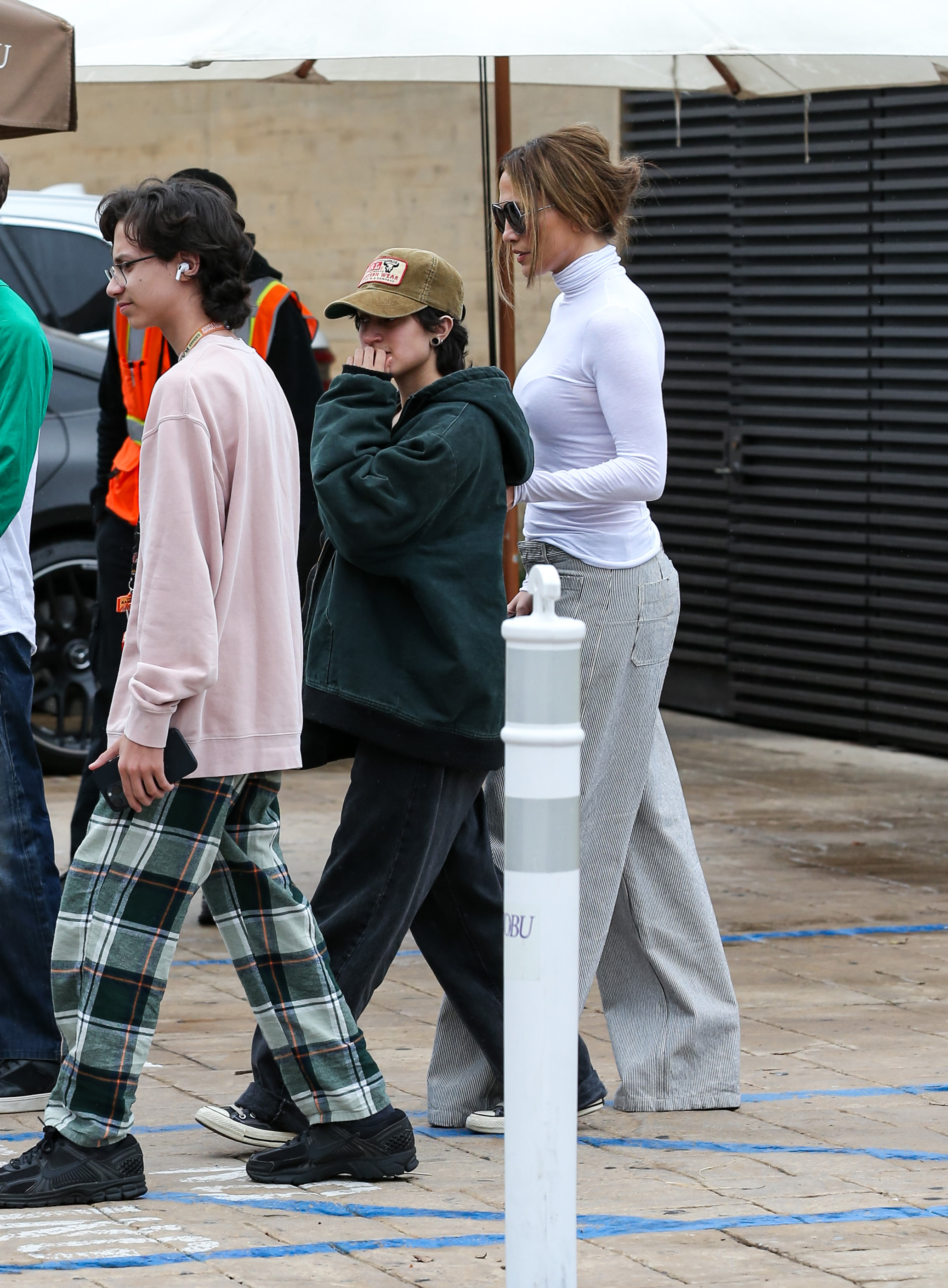 Max et Emme Muñiz avec Jennifer Lopez. | Source : Getty Images