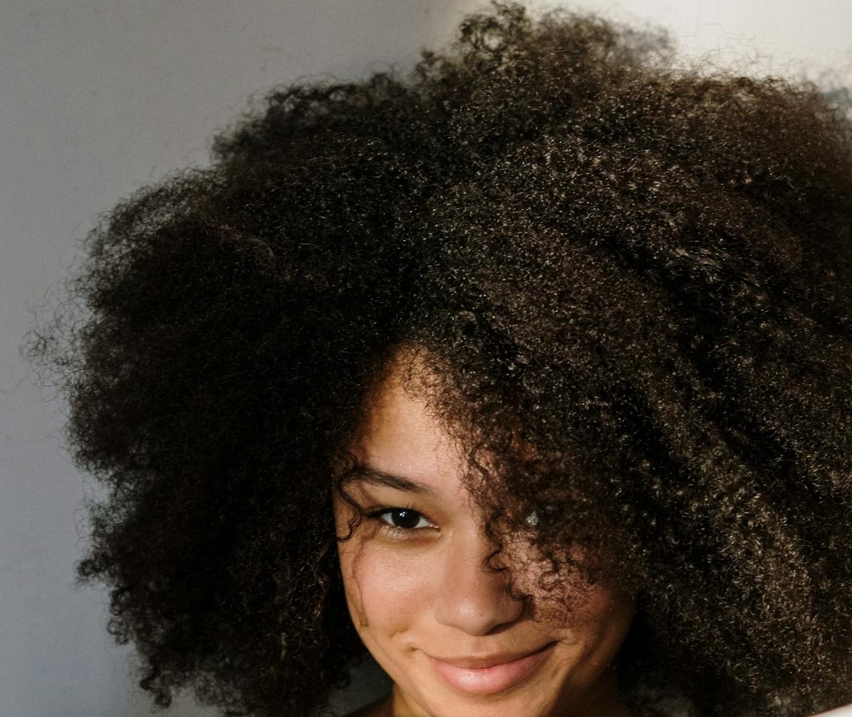 A young woman with a warm smile | Source: Pexels