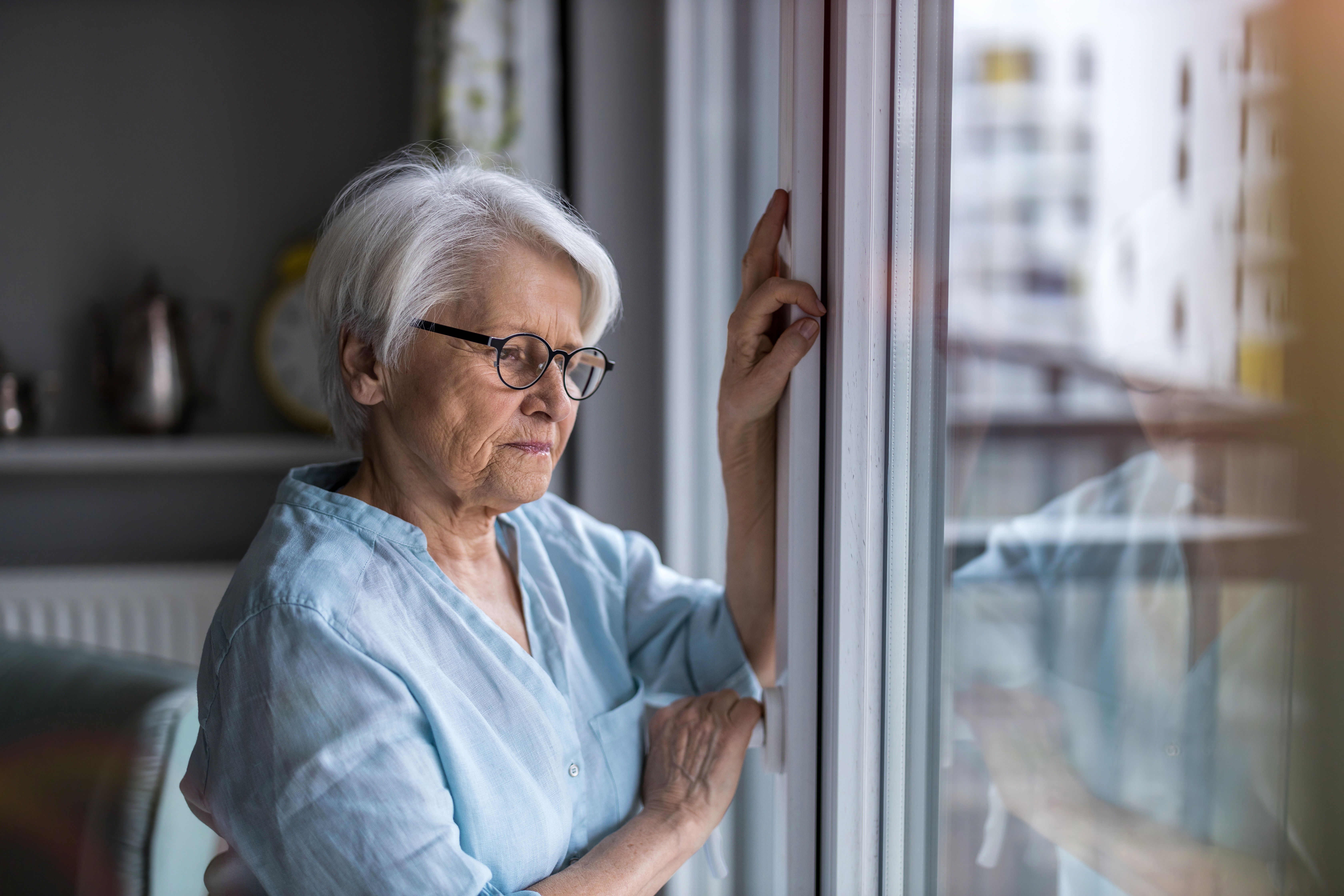 Une femme âgée qui regarde par la fenêtre | Source : Shutterstock