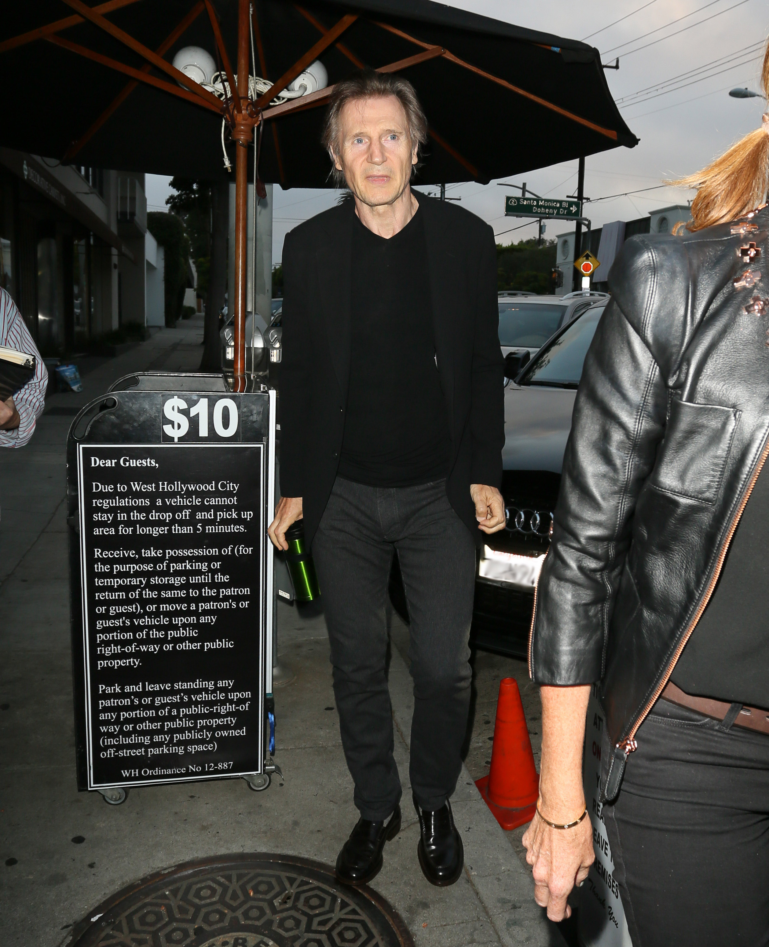 Liam Neeson arrive pour dîner au restaurant Craig's à Hollywood le 08 juin 2015 à Los Angeles, Californie. | Source : Getty Images
