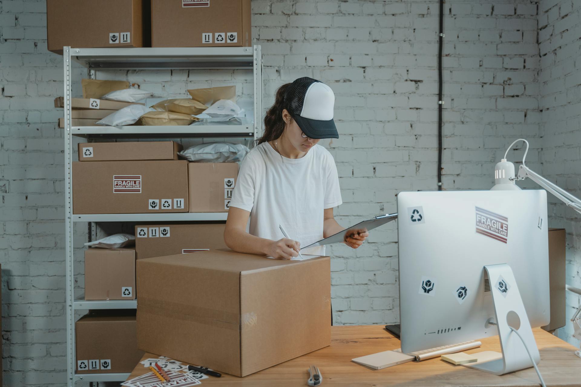 Une femme travaillant dans le bureau d'un entrepôt | Source : Pexels