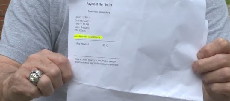 Le grand-père d'Anya, Dwight Howard, montrant le document de rappel de paiement du cafétéria de l'école lors d'une interview | Source : Youtube/ WISH-TV
