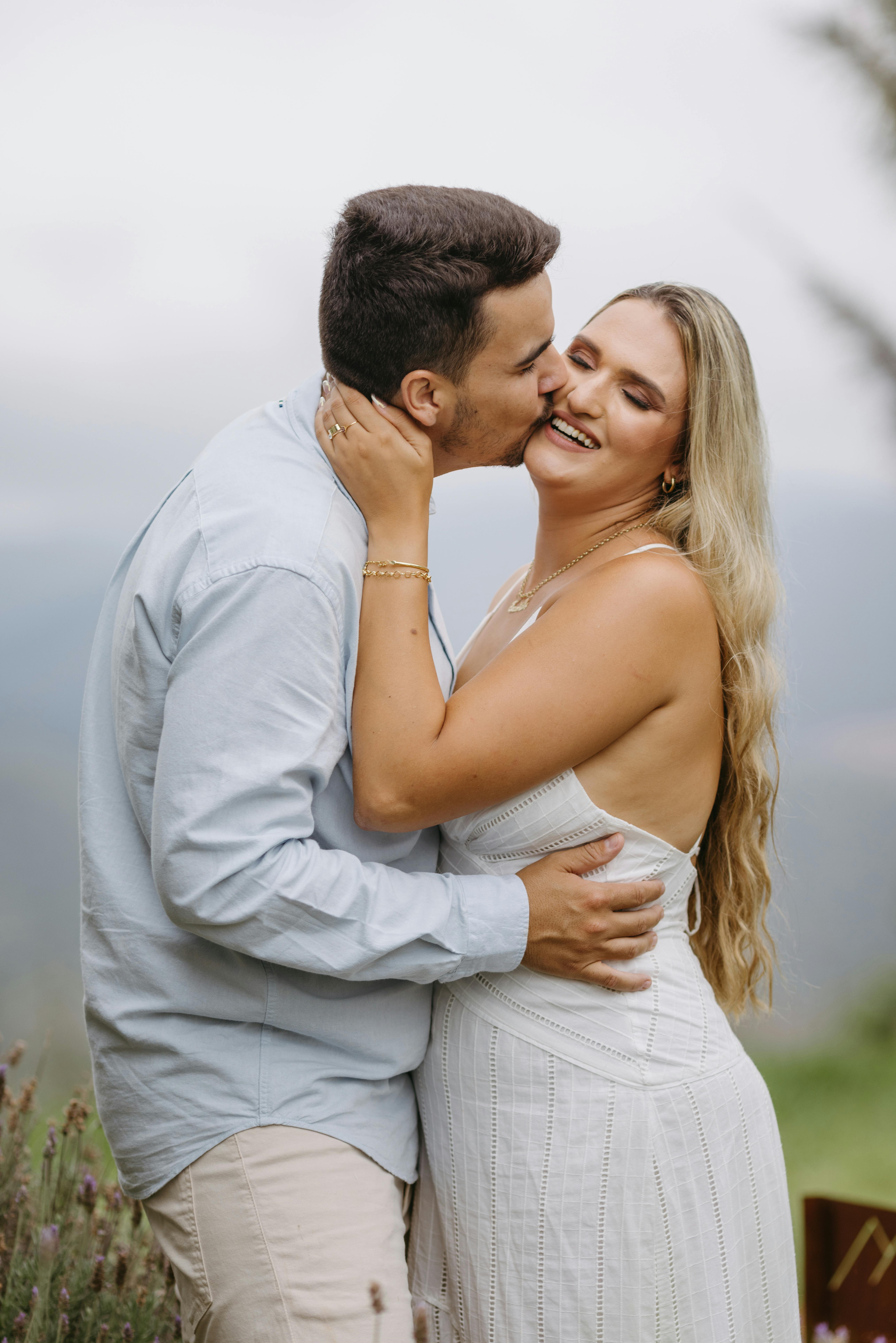 Un mari embrassant sa femme heureuse | Source : Pexels