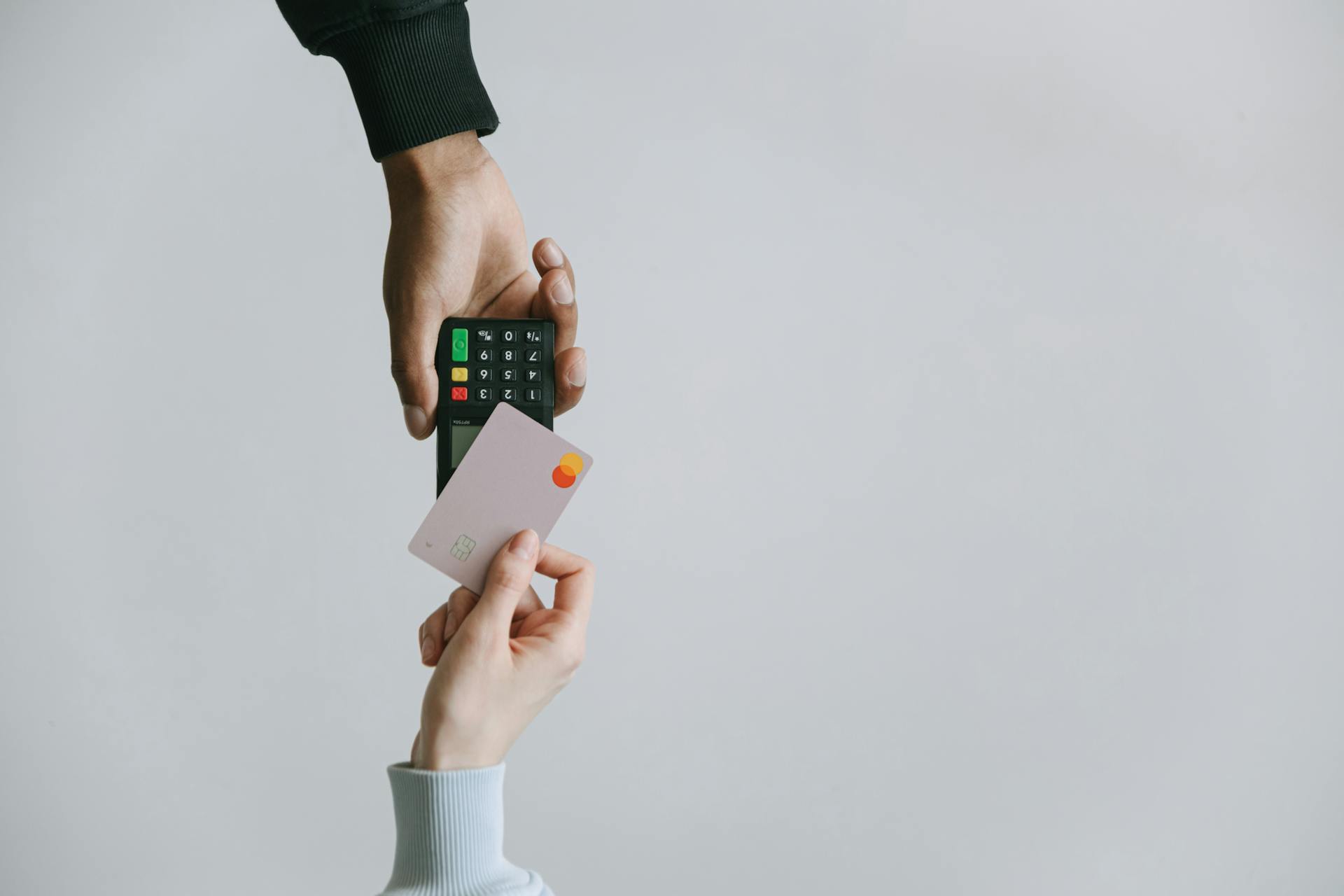 Une femme effectuant un paiement à l'aide de sa carte | Source : Pexels