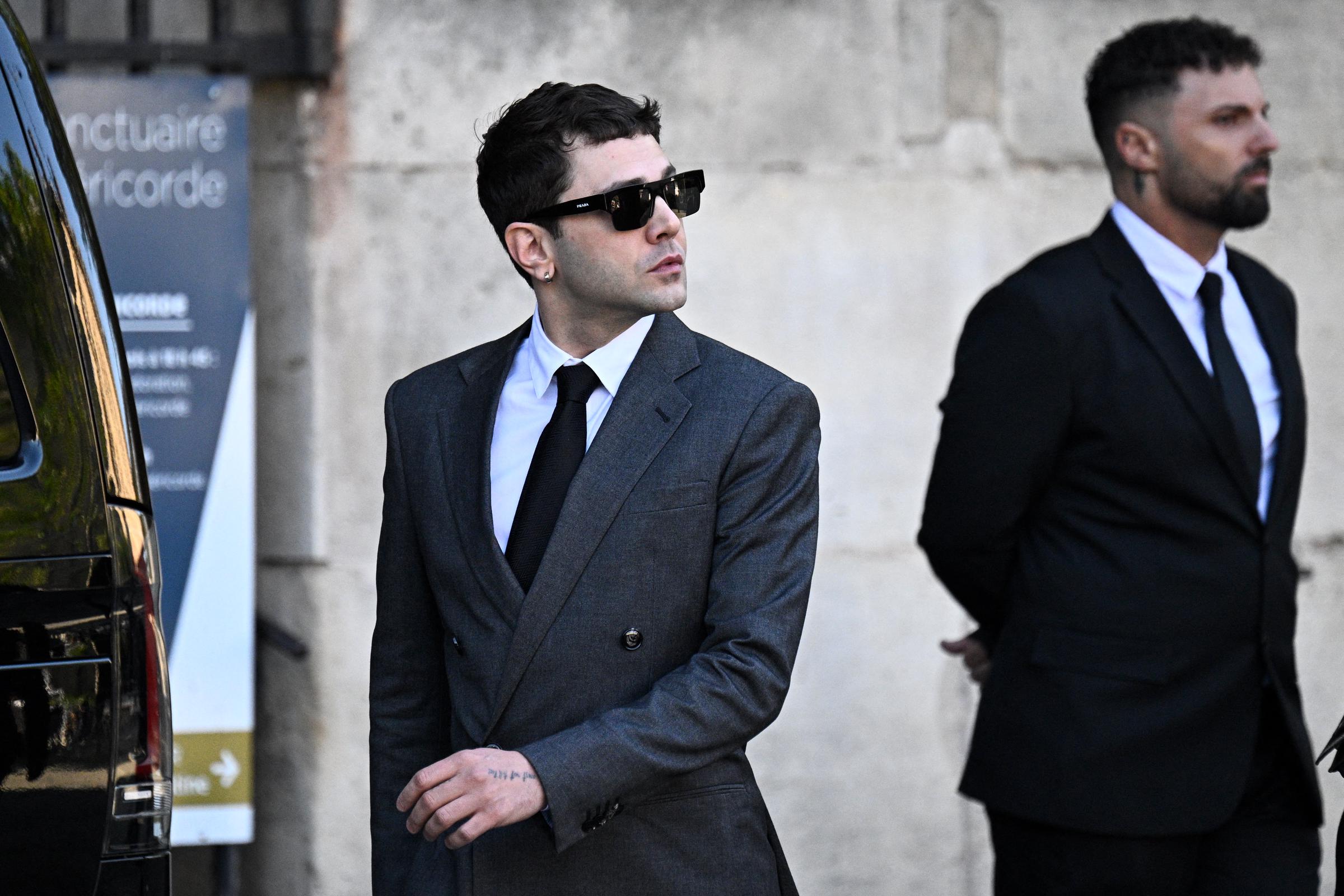 Le cinéaste canadien Xavier Dolan arrive pour assister aux funérailles de l'actrice française Nathalie Baye, à l'église Saint-Sulpice à Paris, le 24 avril 2026. La star de cinéma française Nathalie Baye est décédée à Paris le 17 avril 2026, à l'âge de 77 ans I Source : Getty Images