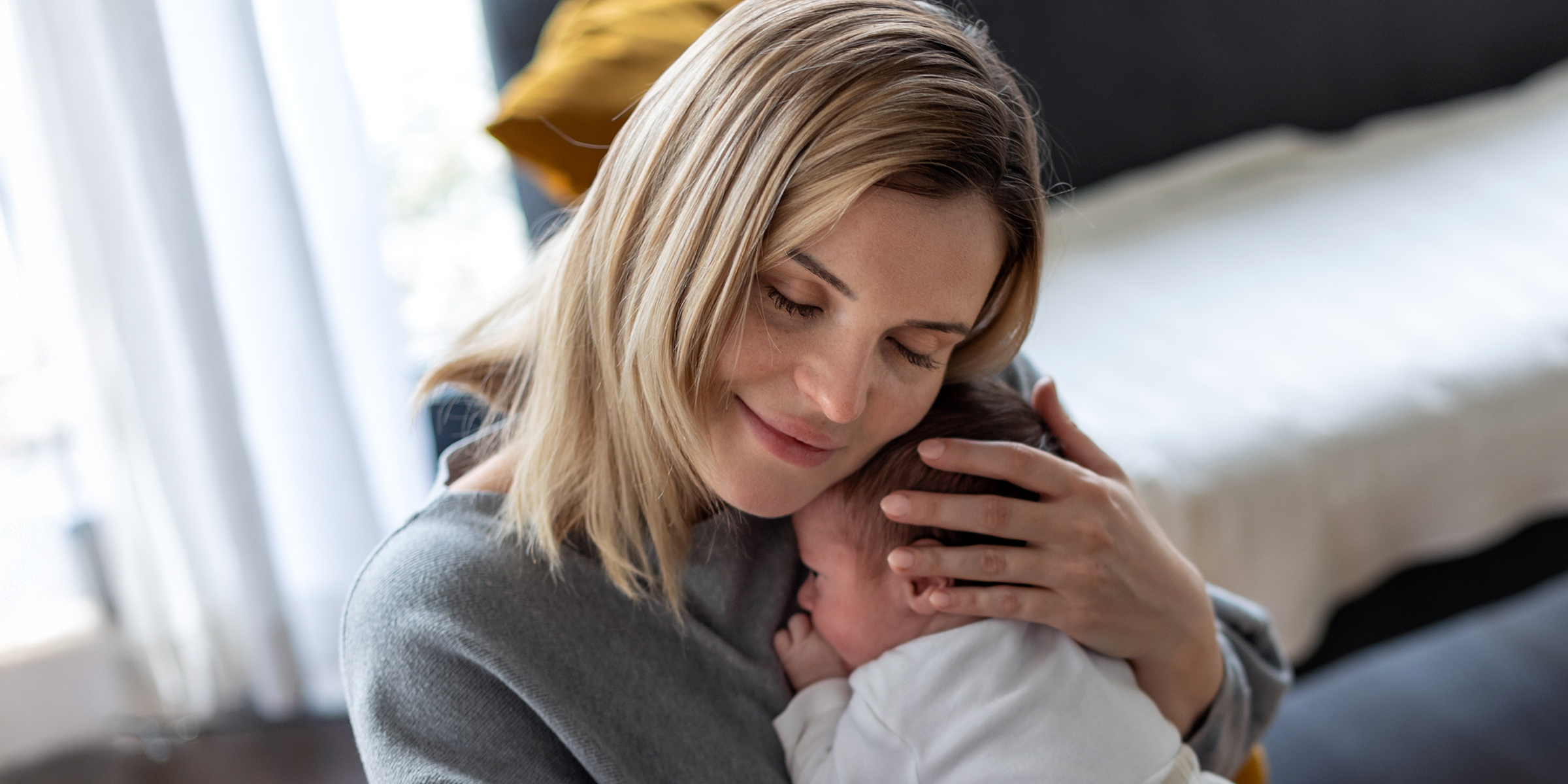 Une femme avec son bébé | Source : Shutterstock