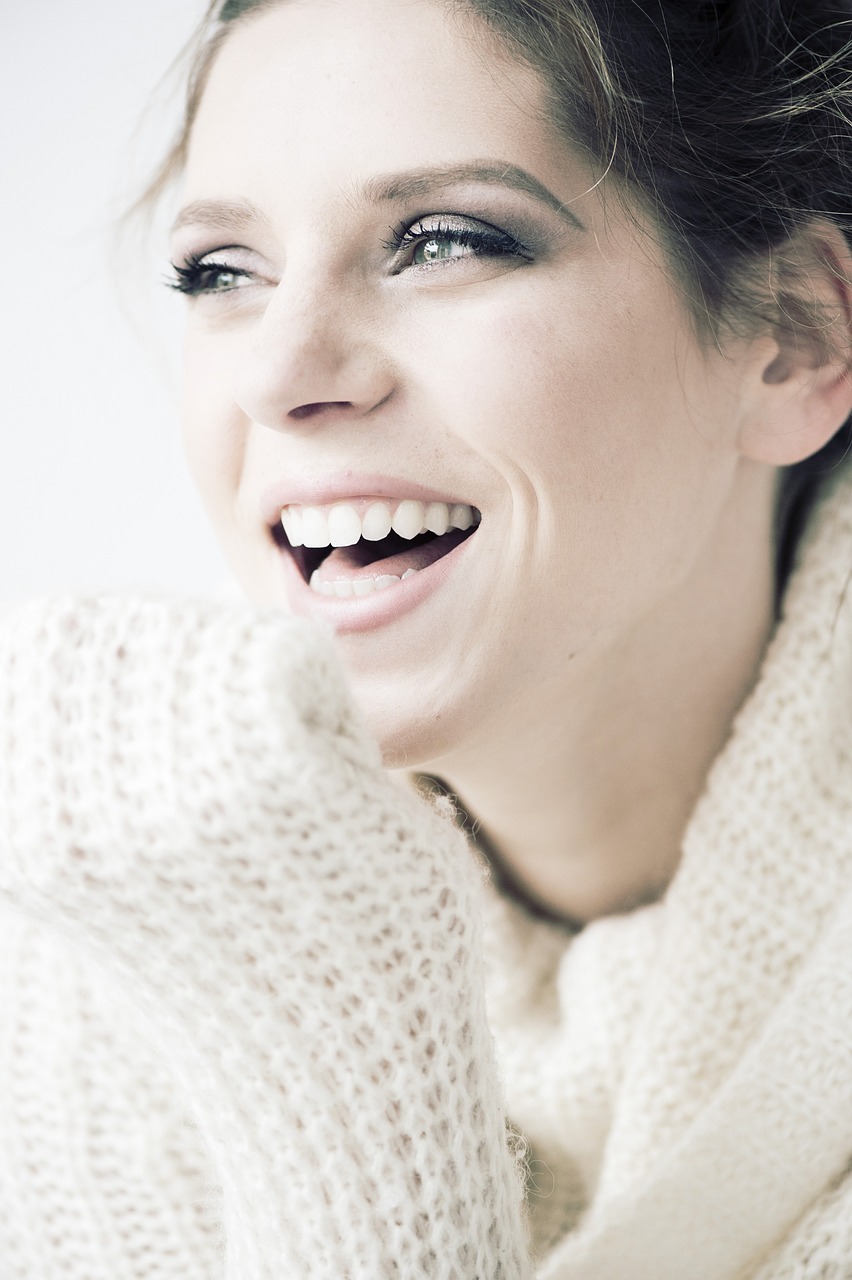 Gros plan sur une femme souriante | Source : Pixabay