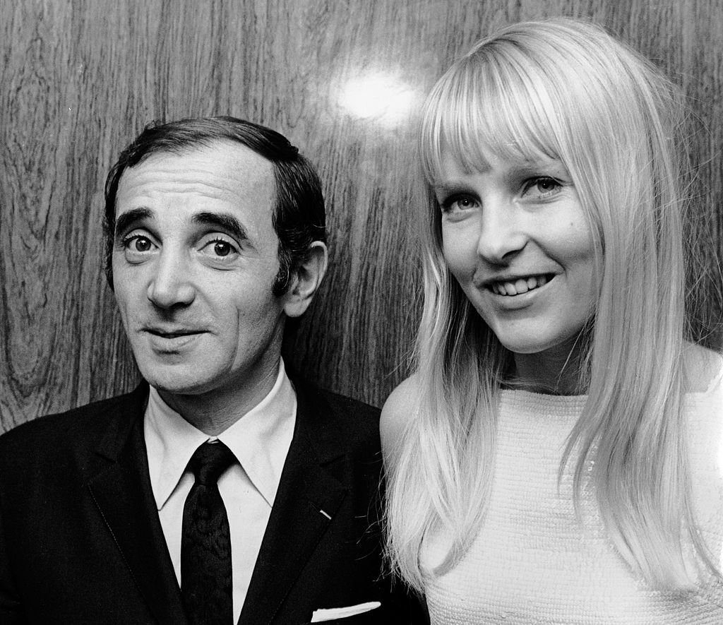 Charles Aznavour et sa femme Ulla Thorsell assistent au vernissage de Charles Aznavour le 16 janvier 1967 à l'hôtel Americana de New York. | Photo : Getty Images