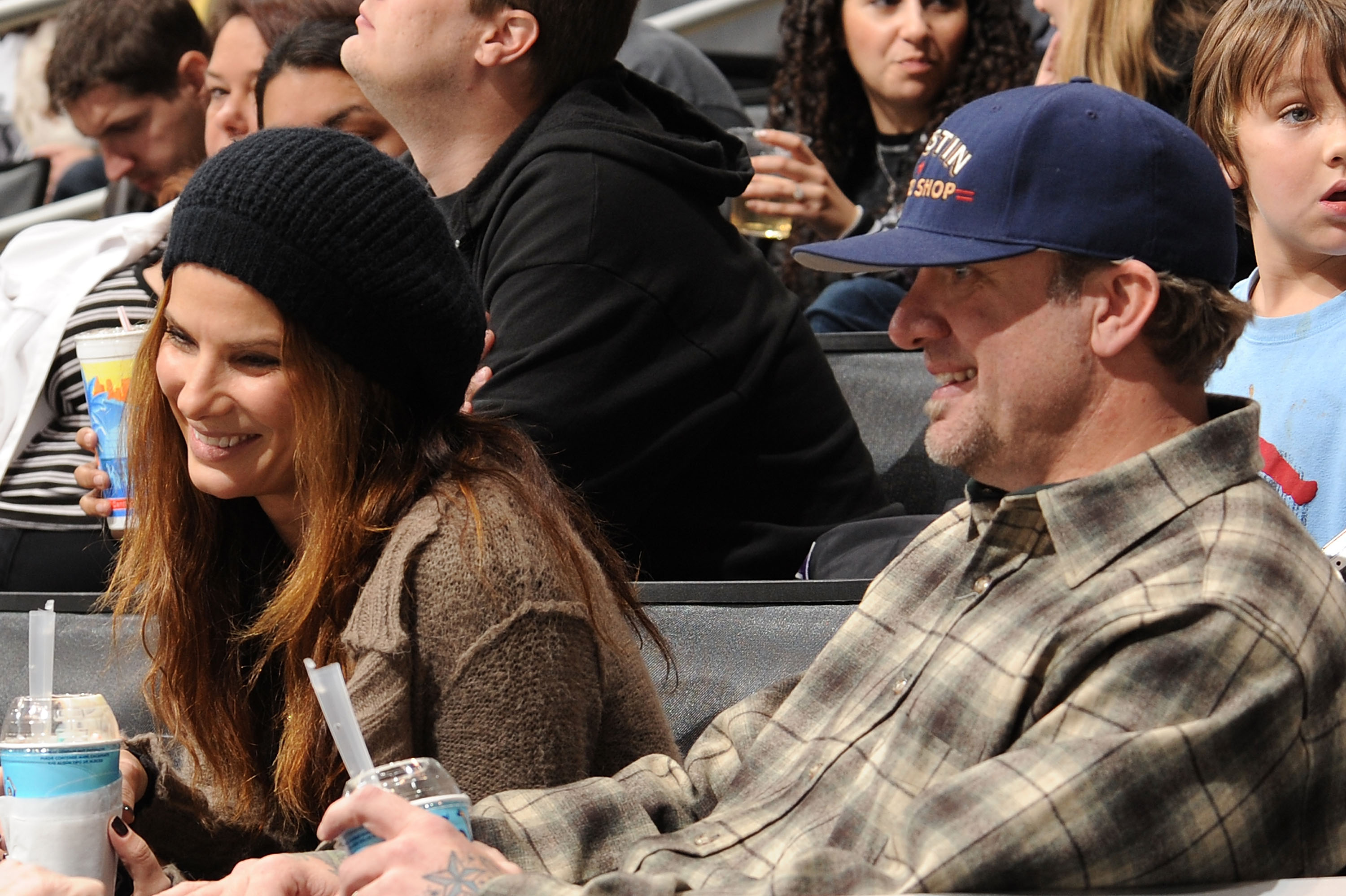 Sandra Bullock et Jesse James assistent à un match de la NHL le 11 novembre 2008 à Los Angeles, Californie | Source : Getty Images