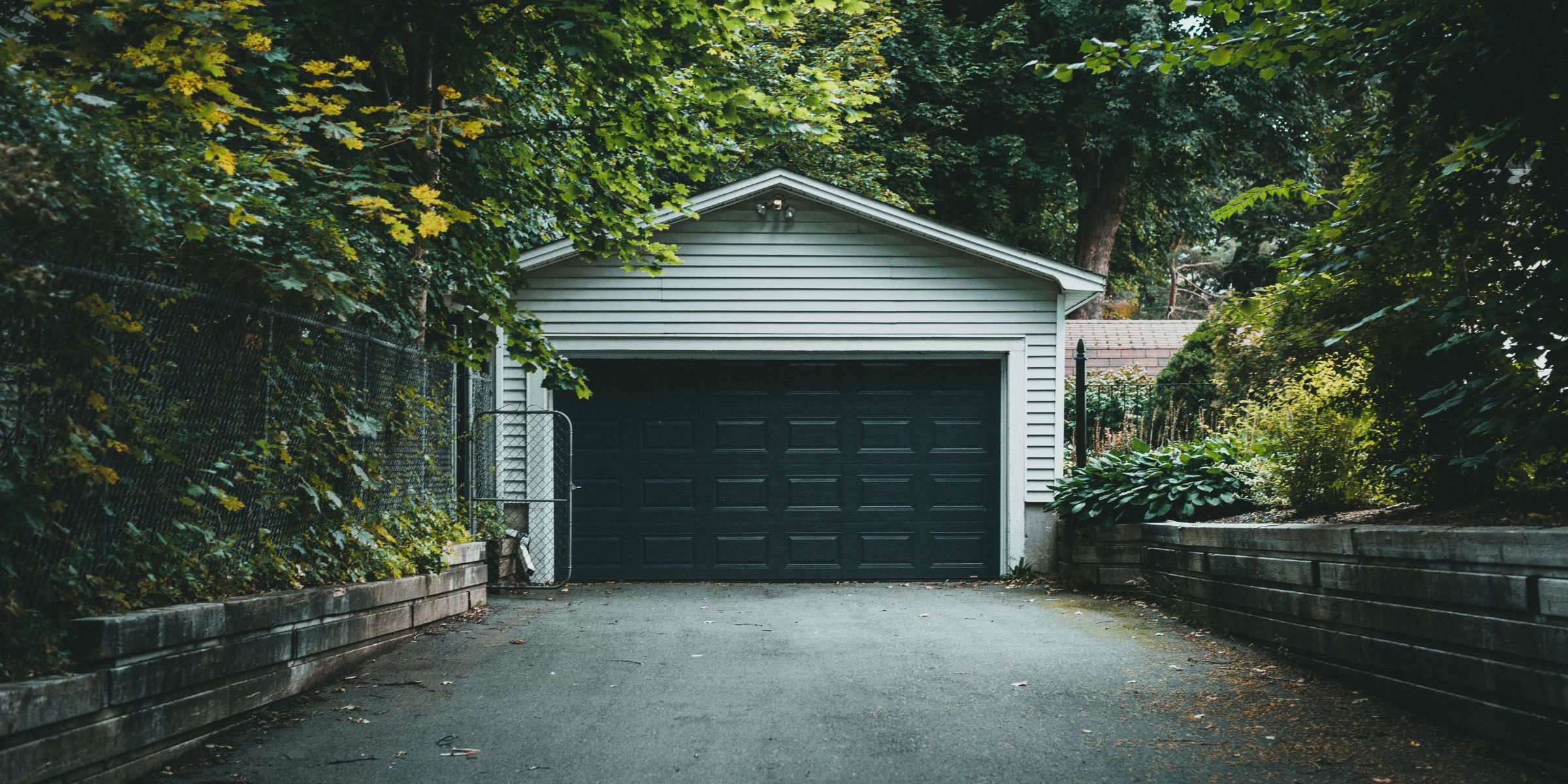 Une allée menant à une porte de garage fermée | Source : Pexels