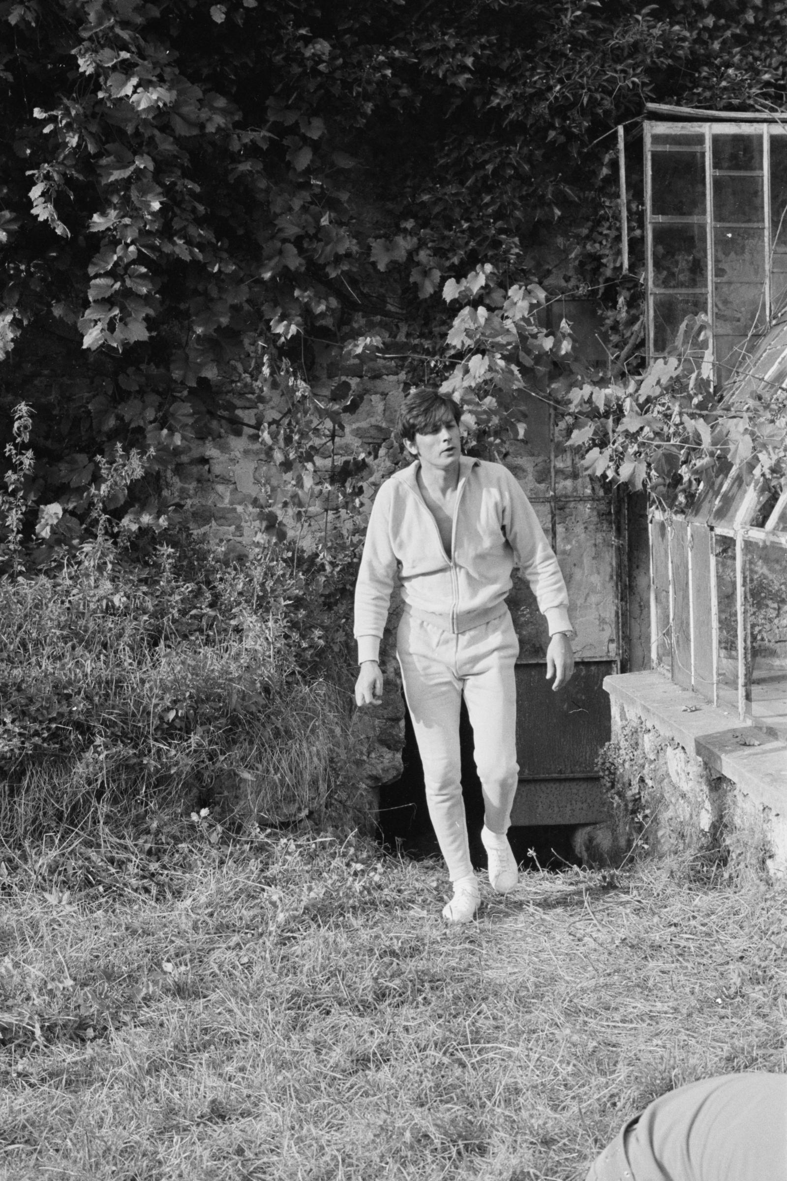 Portrait d'Alain Delon à son domicile de Tancrou, en Seine-et-Marne, en France, le 30 août 1967. | Source : Getty Images