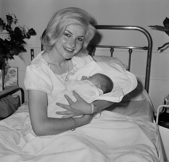 Michèle Torr présentant son petit bébé Romain le 19 juin 1967. | Photo : Getty Images