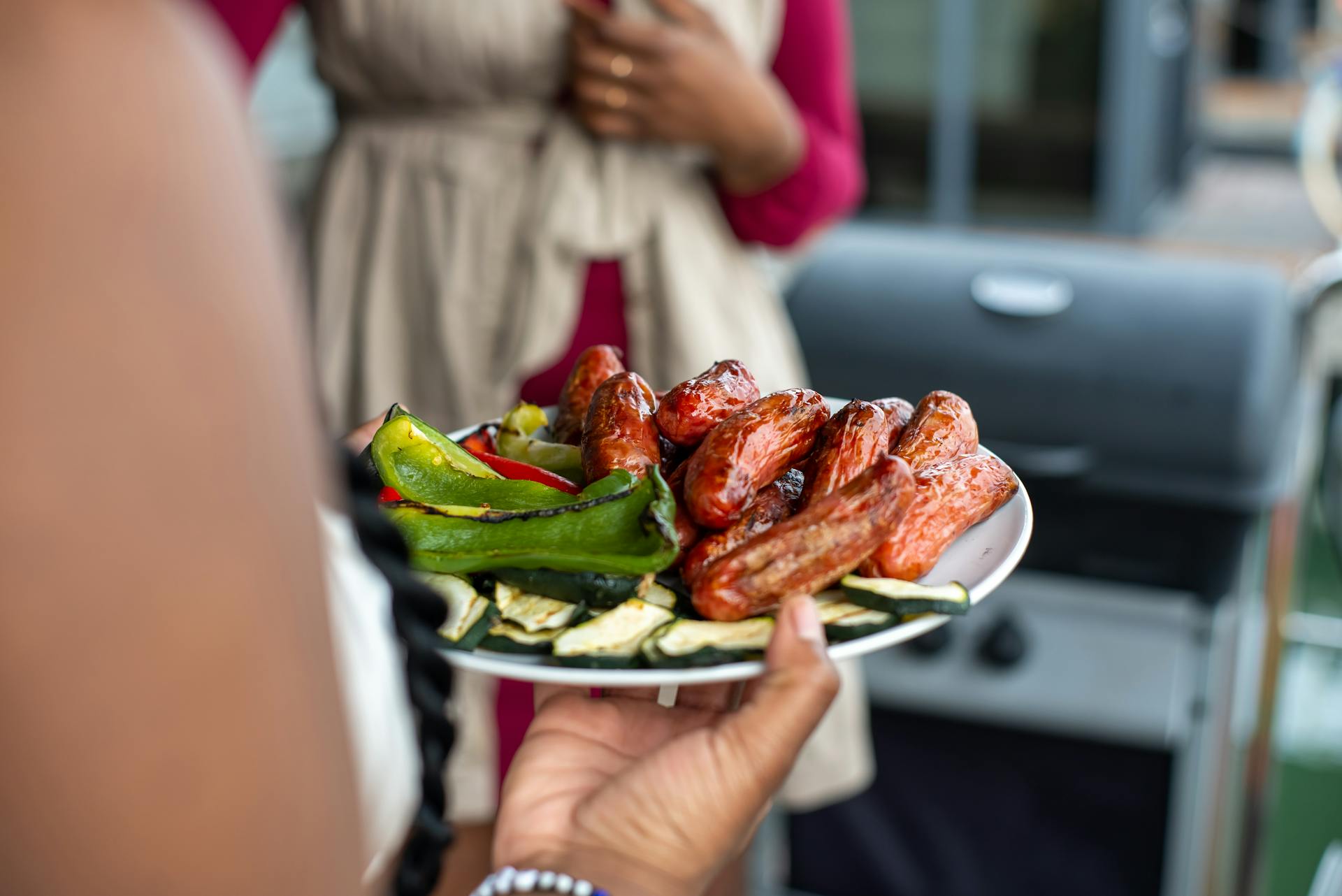 Une femme tenant de la nourriture dans une assiette | Source : Pexels