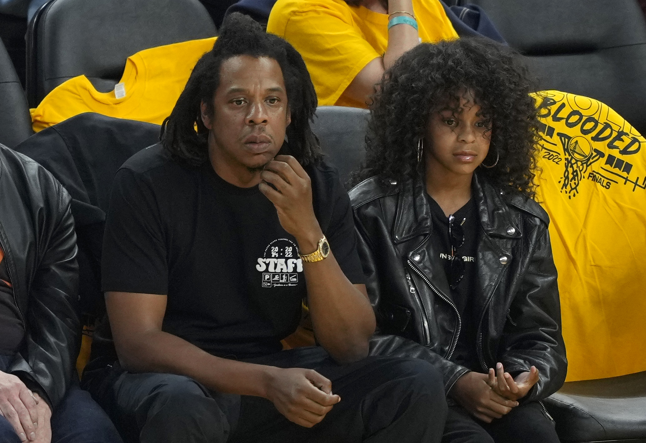 Jay-Z et sa fille Blue Ivy Carter regardent les finales NBA 2022 entre les Boston Celtics et les Golden State Warriors, le 13 juin 2022 à San Francisco, en Californie | Source : Getty Images