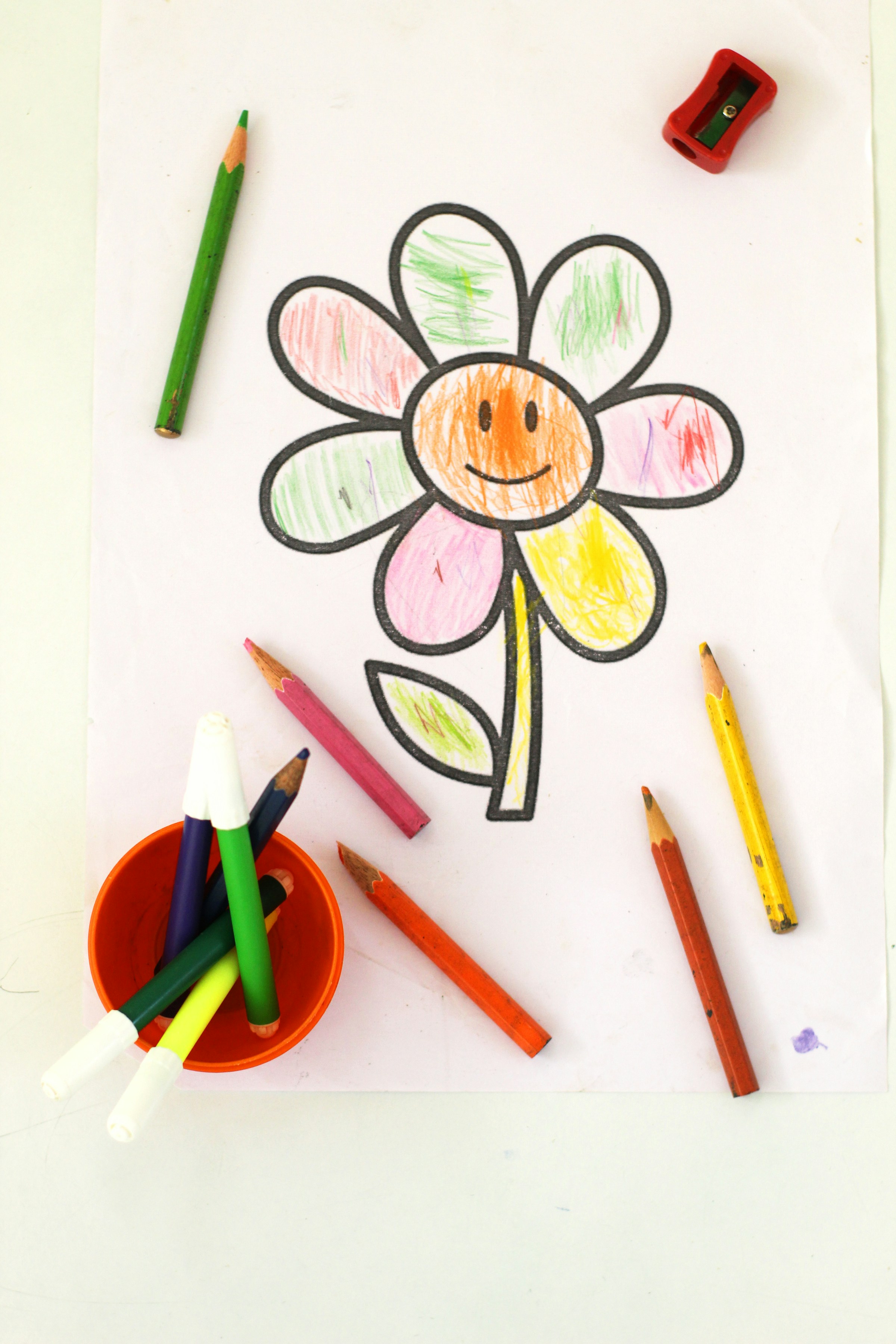 Dessin d'une fleur par un enfant avec des crayons de couleur | Source : Unsplash