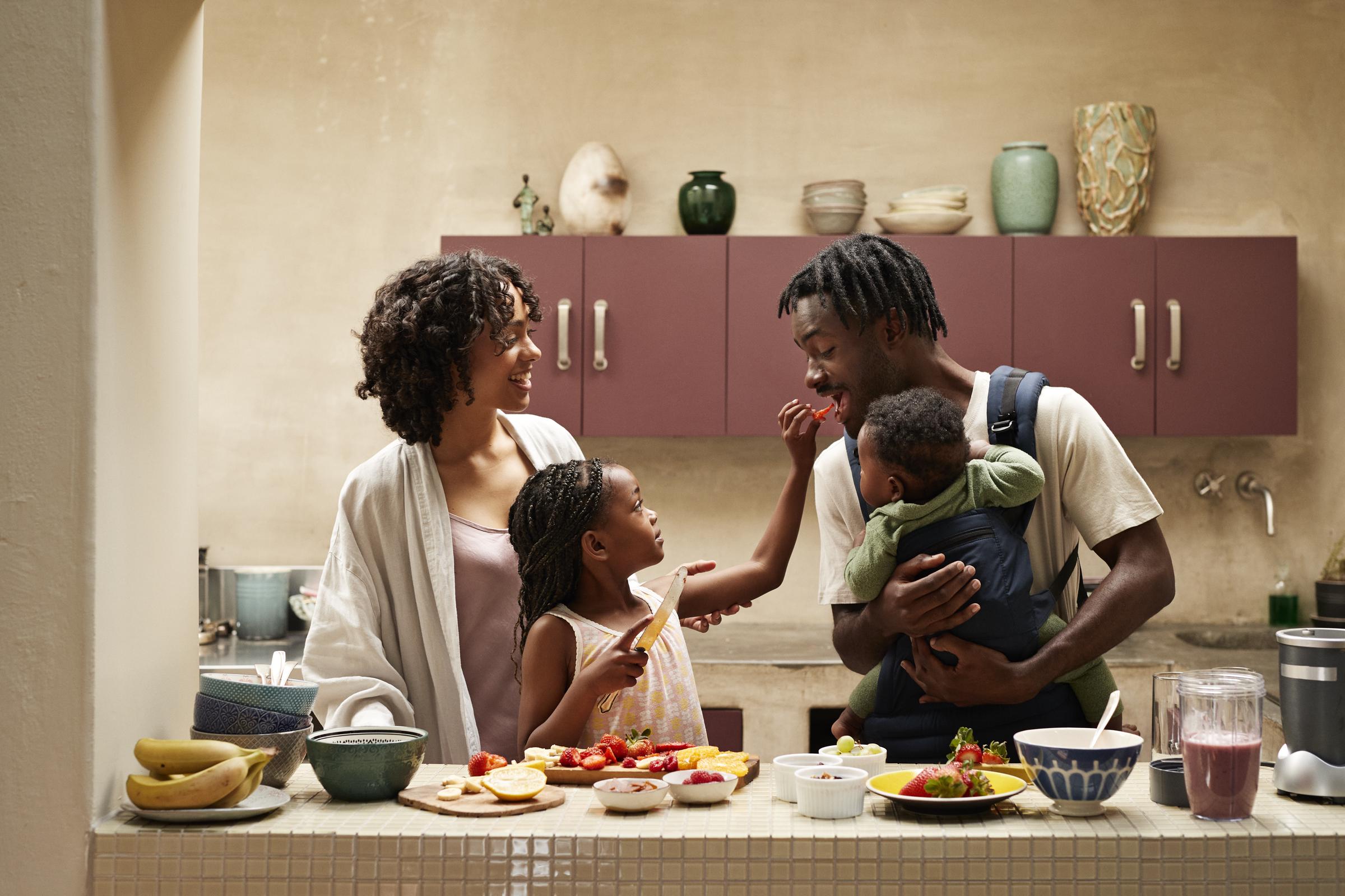 Une famille qui prépare le dîner ensemble dans la cuisine | Source : Getty Images