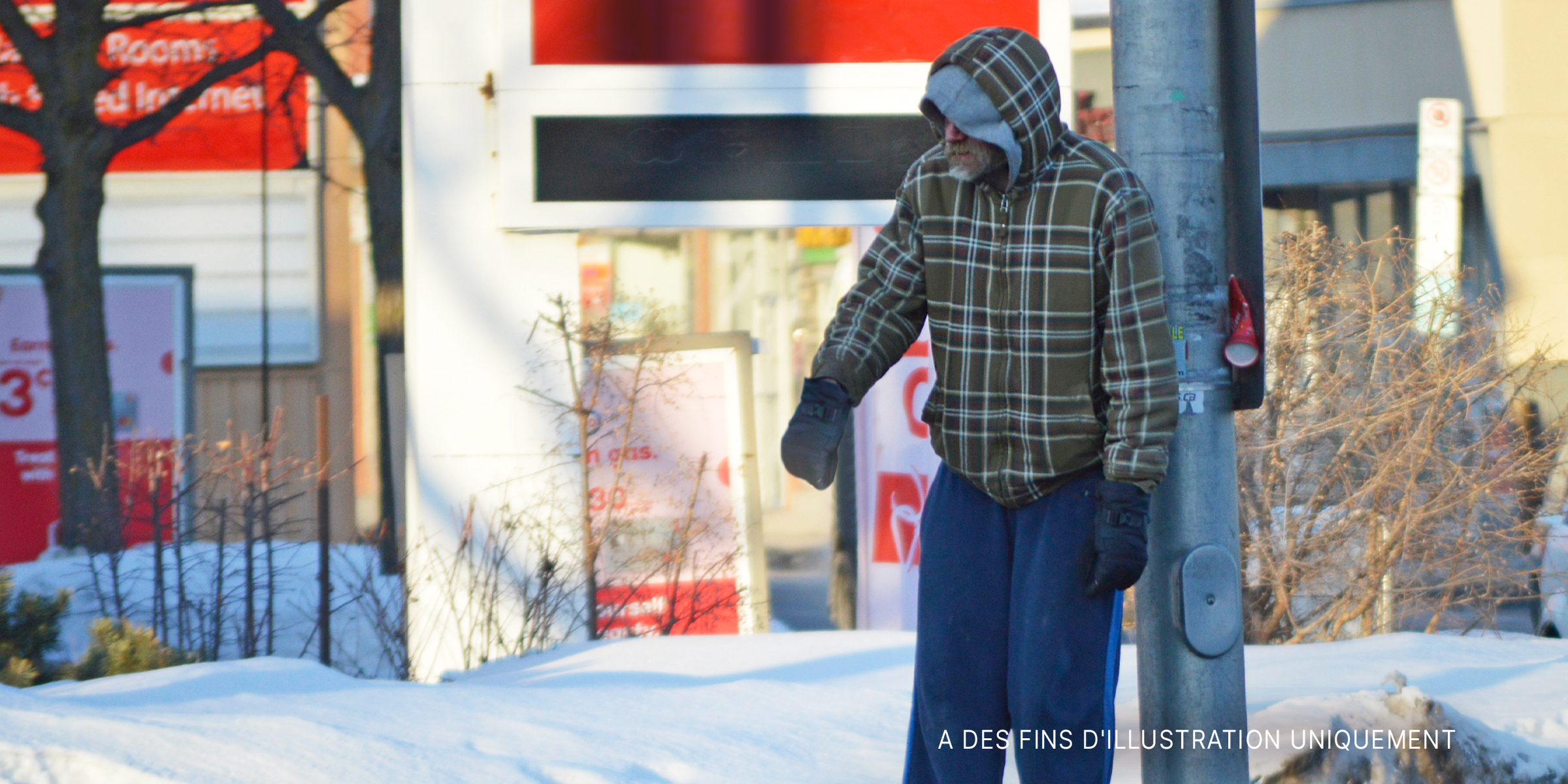 Un homme debout dans la rue | Source : Shutterstock