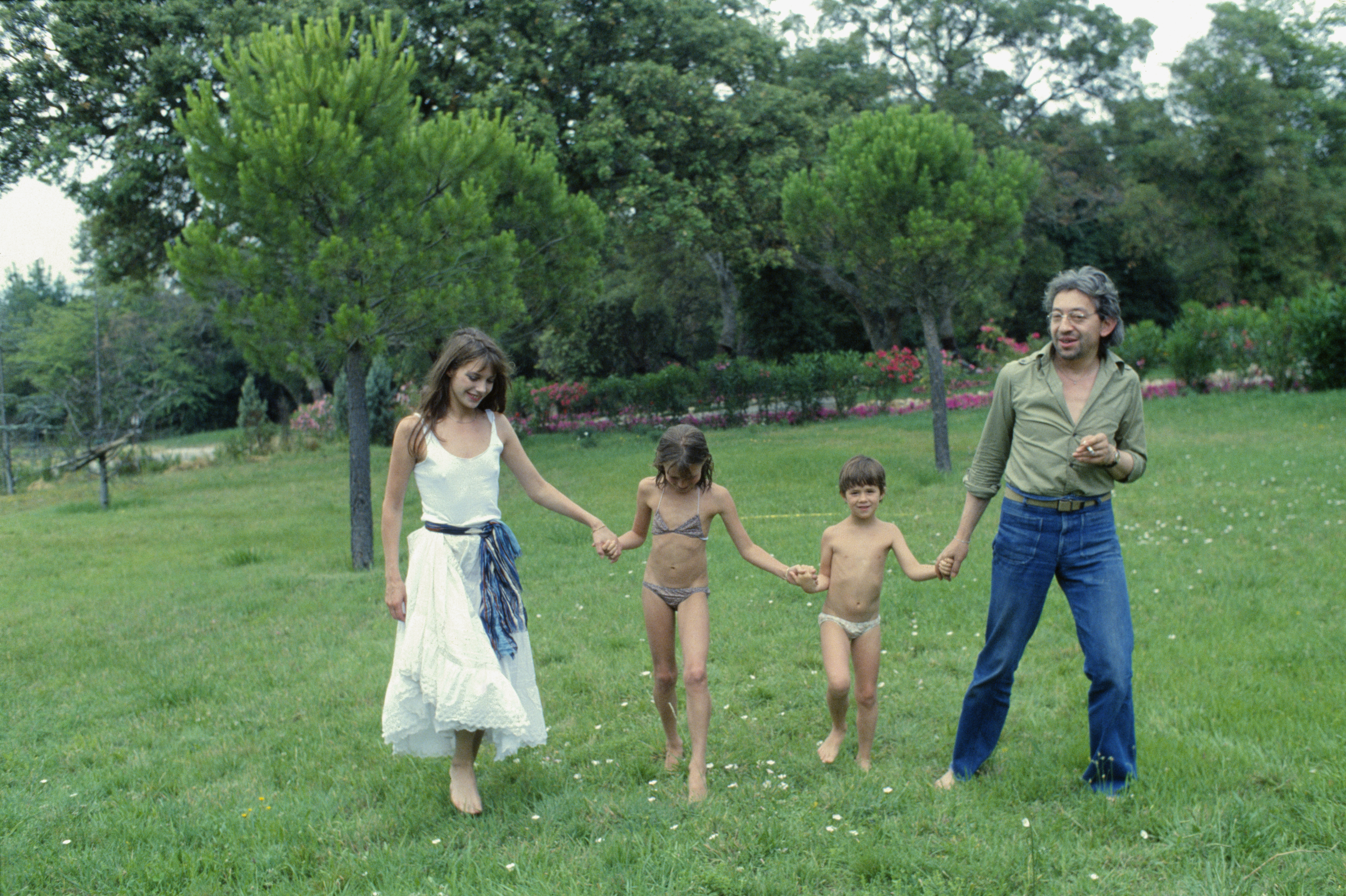 Jane Birkin, Serge Gainsbourg, Charlotte Gainsbourg (à droite) et Kate Barry (à gauche) à Saint-Tropez le 1er janvier 1977 | Source : Getty Images