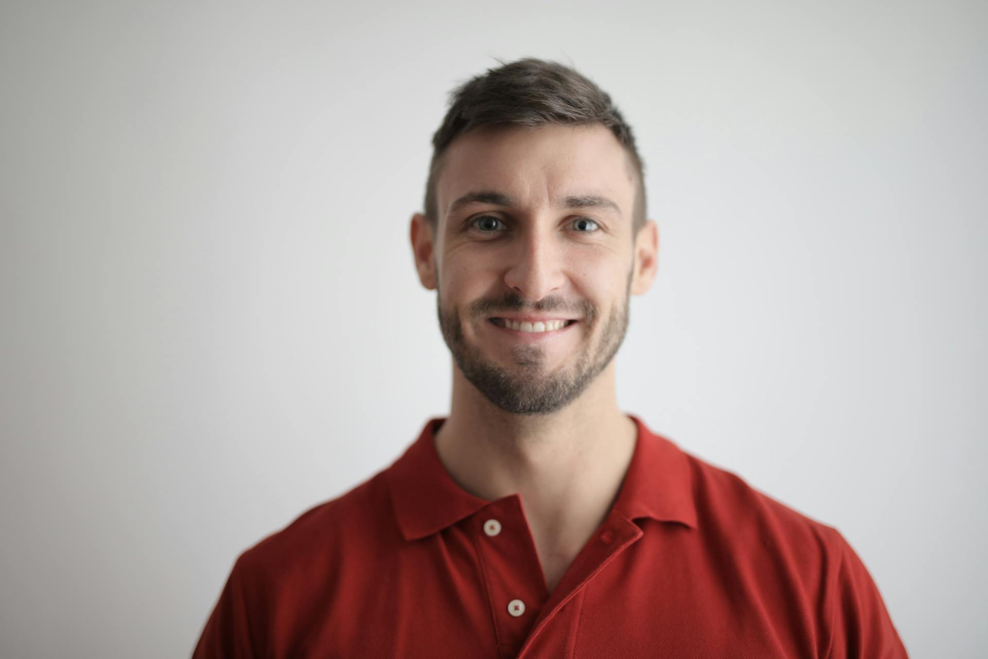 Un homme souriant | Source : Pexels