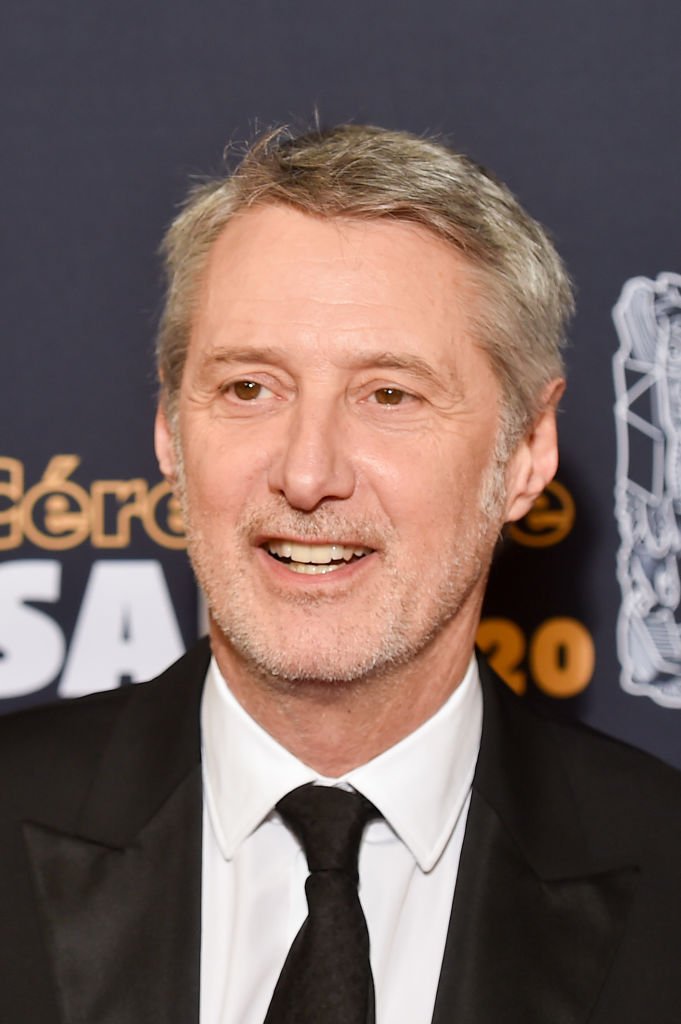 Antoine De Caunes arrive à la cérémonie des Cesar Film Awards 2020 à la salle Pleyel à Paris le 28 février 2020 à Paris, France. | Photo : Getty Images